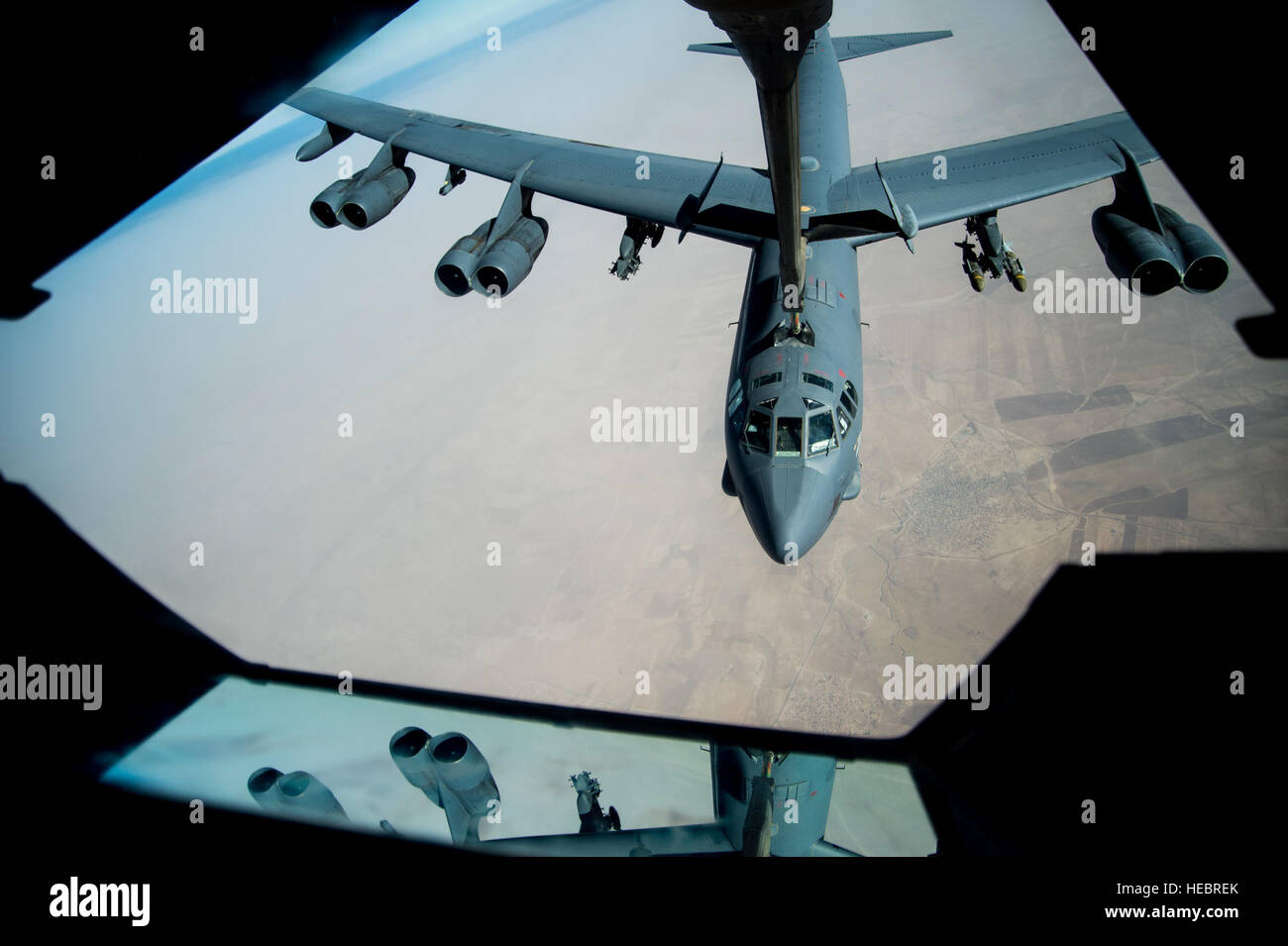 A B-52 Stratofortress reçoit le carburant dans un KC-10 Extender sur l'Irak, le 16 juillet 2016. Aviateurs de la Force expéditionnaire du 908e Escadron de ravitaillement en vol de carburant F-15 Strike Eagles, Belgian Air Force F-18 Super Hornet, un B-52 Stratofortress F-16 Fighting Falcon et l'appui de groupe Force-Operation résoudre inhérent. Les États-Unis et plus de 60 partenaires de coalition travaillent ensemble pour éliminer le groupe terroriste ISIL et la menace qu'ils représentent pour l'Iraq et la Syrie. (U.S. Air Force photo/Le s.. Larry E. Reid Jr., sorti) Banque D'Images