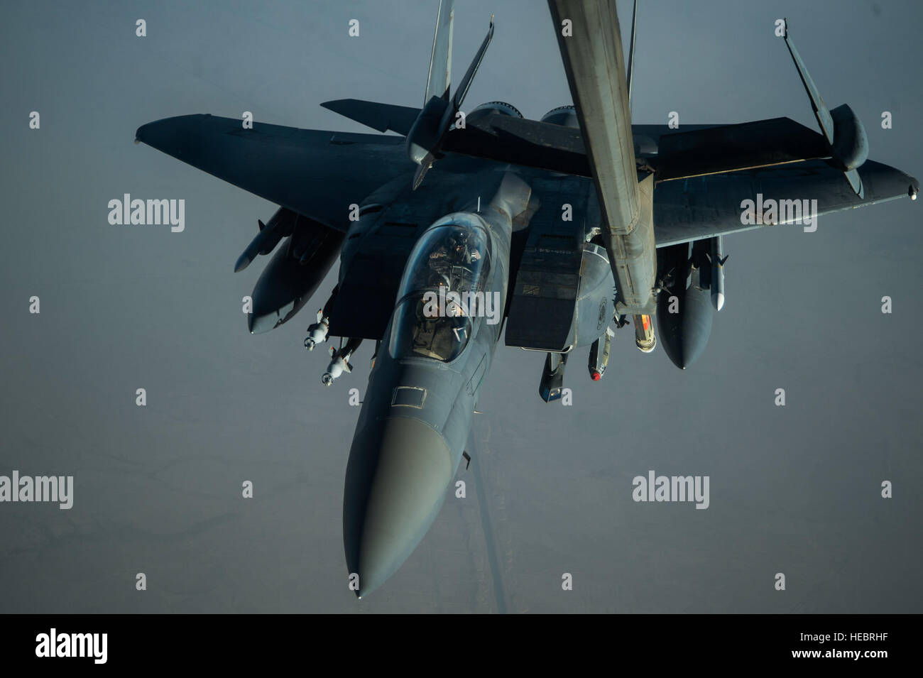 Un F-15 Strike Eagle l'approche d'une de ravitaillement en vol KC-10 Extender sur l'Irak, le 16 juillet 2016. Aviateurs de la Force expéditionnaire du 908e Escadron de ravitaillement en vol de carburant F-15 Strike Eagles, Belgian Air Force F-18 Super Hornet, un B-52 Stratofortress F-16 Fighting Falcon et l'appui de groupe Force-Operation résoudre inhérent. Les États-Unis et plus de 60 partenaires de coalition travaillent ensemble pour éliminer le groupe terroriste ISIL et la menace qu'ils représentent pour l'Iraq et la Syrie. (U.S. Air Force photo/Le s.. Larry E. Reid Jr., sorti) Banque D'Images