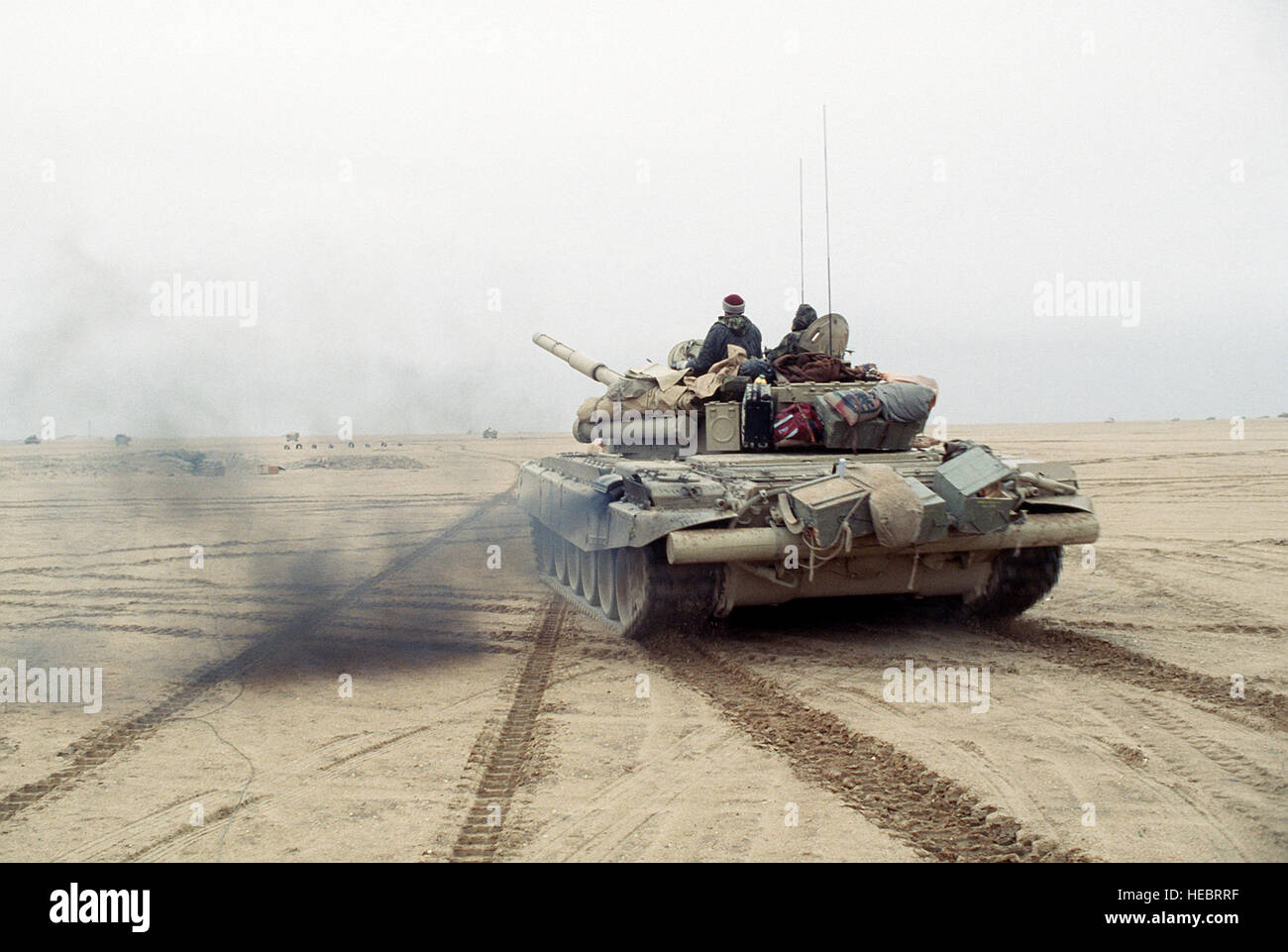 Membres des forces de la Coalition conduire un char de combat principal T-72 le long d'un canal débarrassée des mines pendant l'opération Tempête du désert. Banque D'Images