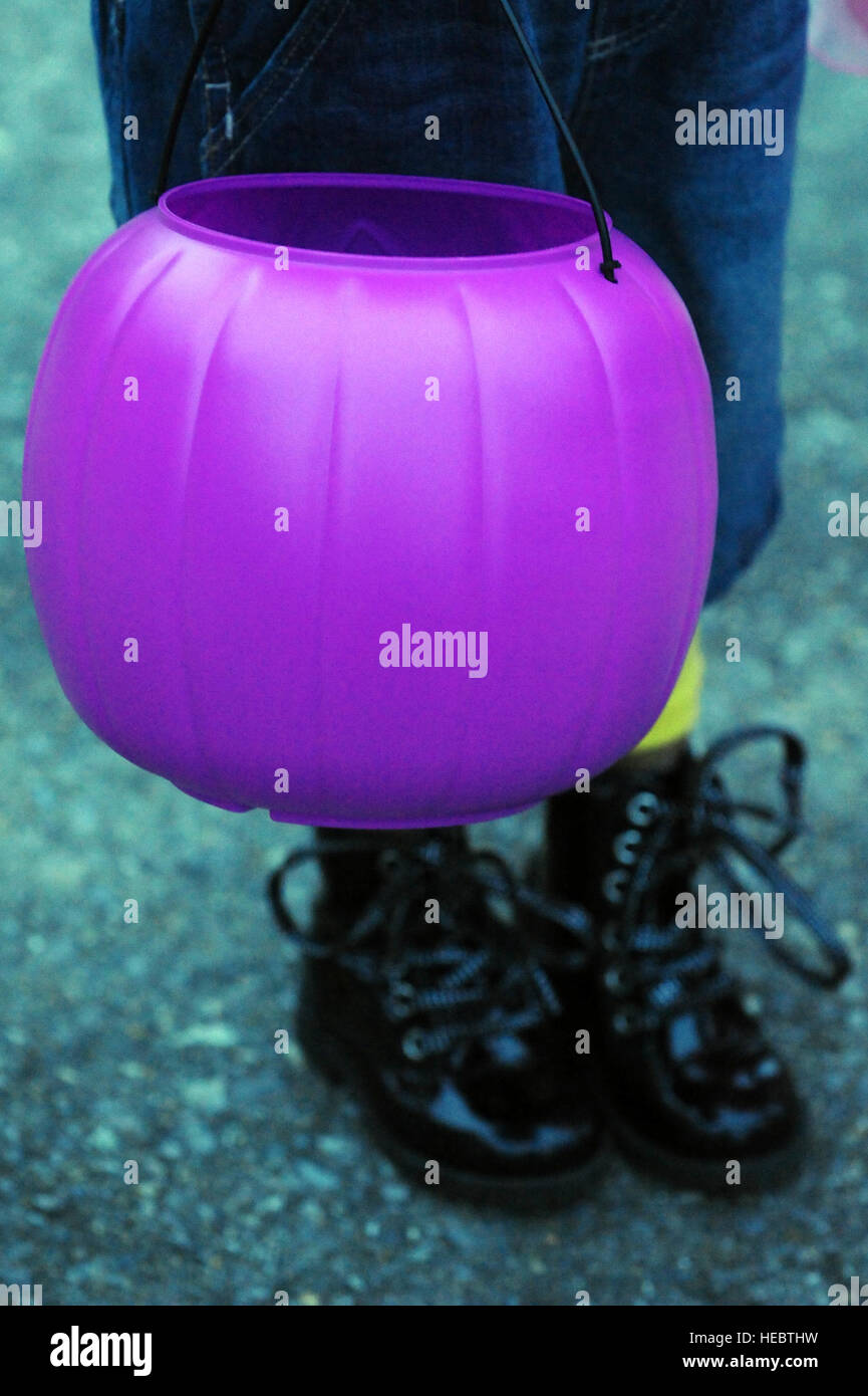 Les enfants et le personnel participent aux activités d'Halloween à la base aérienne Seymour Johnson, en Caroline du Nord, célébrant avec des costumes et la distribution de bonbons. Banque D'Images