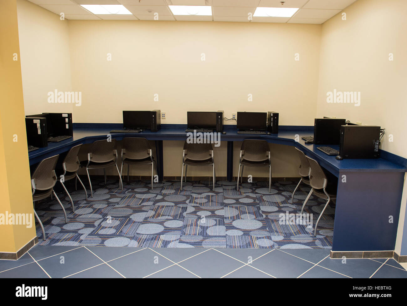 Dans le reste des ordinateurs de la salle à manger du pins de la Géorgie, le 13 novembre 2015, à Moody Air Force Base, Ga, l'une des idées intégrées dans le nouvel établissement a été que d'un café internet pour les aviateurs. (U.S. Air Force photo/Tech. Le Sgt. Zachary Wolf) Banque D'Images