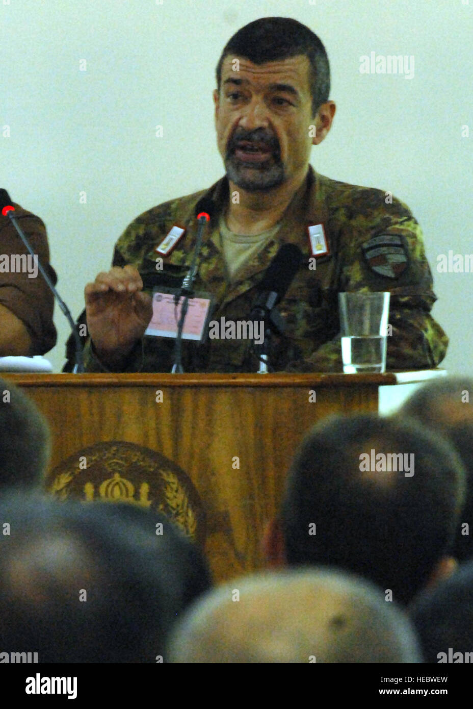Kaboul, Afghanistan (31 juillet 2010) -- Brig. Le général Carmelo Burgio, général commandant la formation de l'OTAN Mission-Afghanistan Groupe consultatif sur la formation combinée, parle aux chefs de police des provinces et des zones frontières de tout l'Afghanistan au cours d'un séminaire qui les réunit pour la première fois. Le séminaire durera cinq jours et les deux thèmes principaux sont "Vision" et "le développement.' (U.S. Photo de l'Armée de l'air par le sergent. Jeff Nevison) Banque D'Images Kaboul, Afghanistan (31 juillet 2010) -- Brig. Le général Carmelo Burgio, général commandant la formation de l'OTAN Mission-Afghanistan Groupe consultatif sur la formation combinée, parle aux chefs de police des provinces et des zones frontières de tout l'Afghanistan au cours d'un séminaire qui les réunit pour la première fois. Le séminaire durera cinq jours et les deux thèmes principaux sont "Vision" et "le développement.' (U.S. Photo de l'Armée de l'air par le sergent. Jeff Nevison) Banque D'Images