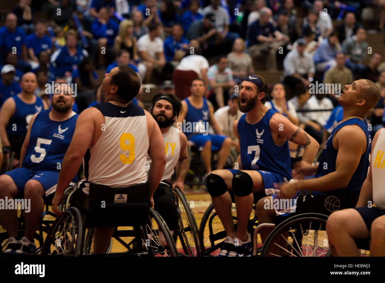 Les équipes de basket-ball en fauteuil roulant à partir de la Marine et l'Armée de l'air d'attendre un rebond le 29 septembre, 2014, à l'Olympic Training Center de Colorado Springs, au Colorado Le guerrier se compose de jeux sportifs de l'ensemble du Ministère de la Défense, qui sont en concurrence dans le style paralympiques événements pour leur branche militaire. L'objectif de ces jeux est d'aider à mettre en évidence le potentiel illimité de guerriers à travers les sports de compétition. (U.S. Air Force photo par un membre de la 1re classe Taylor Reine) Banque D'Images