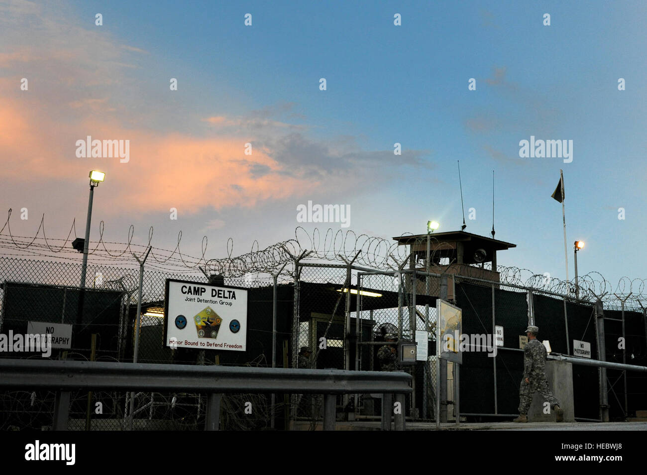 GUANTANAMO BAY, Cuba - Un soldat avec la Garde nationale de Rhode Island's 115e Compagnie de Police Militaire entrer un sally port à Camp Delta, Joint Task Force Guantanamo 9 juin 2010. Le Rhode Island est l'unité de la Garde nationale de l'armée ici sur une année d'assurer la sécurité au déploiement de la Force conjointe des installations de détention de Guantanamo. La foi mène Guantanamo sûr, humain, juridique et transparent le soin et la garde des détenus, y compris ceux qui ont été condamnés par une commission militaire et ceux commandés libéré par un tribunal. La foi mène des activités de collecte, d'analyse et de diffusion pour la prote Banque D'Images