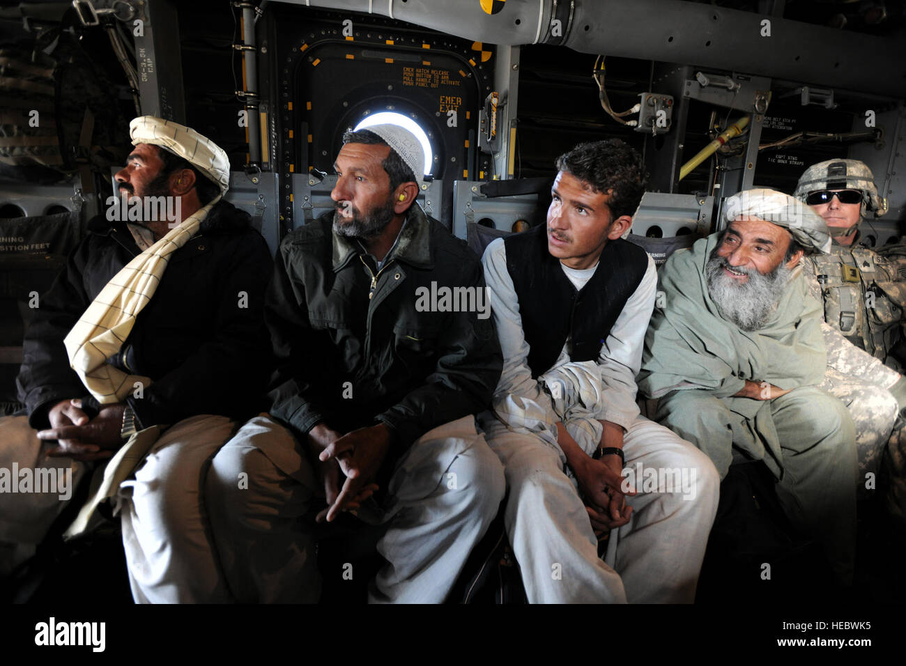 Équitation sur un V-22 Osprey maritime pour la première fois, l'agent de recensement Golestan Hasim Khan, Amir Mohammad, Abdul Zaher, et l'actuel gouverneur de district. pour le Golestan, Qasim Khan, les clients de la province de Farah Gov. Rahool Amin, montre que l'avion à rotors basculants fait un décollage vertical à partir de la base d'opérations avancée (BOA) Farah, l'Afghanistan, sur sa façon de Golestan FOB où Gov. Amin et ses invités seront conviés à une réunion, le 4 janvier 2010. C'est la troisième fois que le gouverneur a été de Golestan avec l'aide de l'Équipe de reconstruction provinciale de Farah. Banque D'Images