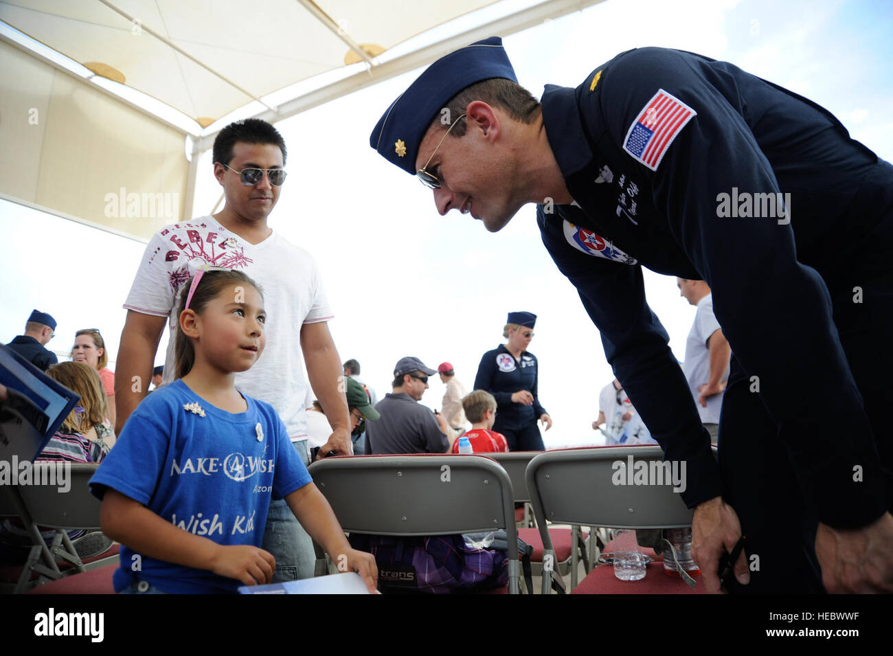 Le Major de l'US Air Force Tyler Ellison, U.S. Air Force Thunderbirds des démonstrations de l'air, officier des opérations de l'équipe parle de Layla Reed, un enfant dans l'Arizona Make-A-Wish de programme, à la base aérienne Davis-Monthan Air Force Base, en Arizona, le 11 avril 2014. Les Thunderbirds pilots chandail livres pour enfants dans l'Arizona Make-A-Wish de programme au cours de la Journée des héros. (U.S. Air Force photo par un membre de la 1re classe Betty R. Chevalier/libérés) Banque D'Images