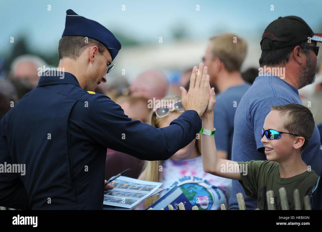 Le major Tyler Ellison, Thunderbird 7, officier des opérations, interagit avec un jeune fan après le concert à la bataille Creek Domaine du Spectacle Aérien et vol de montgolfières à Battle Creek, Michigan, le 5 juillet 2014. (U.S. Air Force photo/Master Sgt. Stan Parker) Banque D'Images