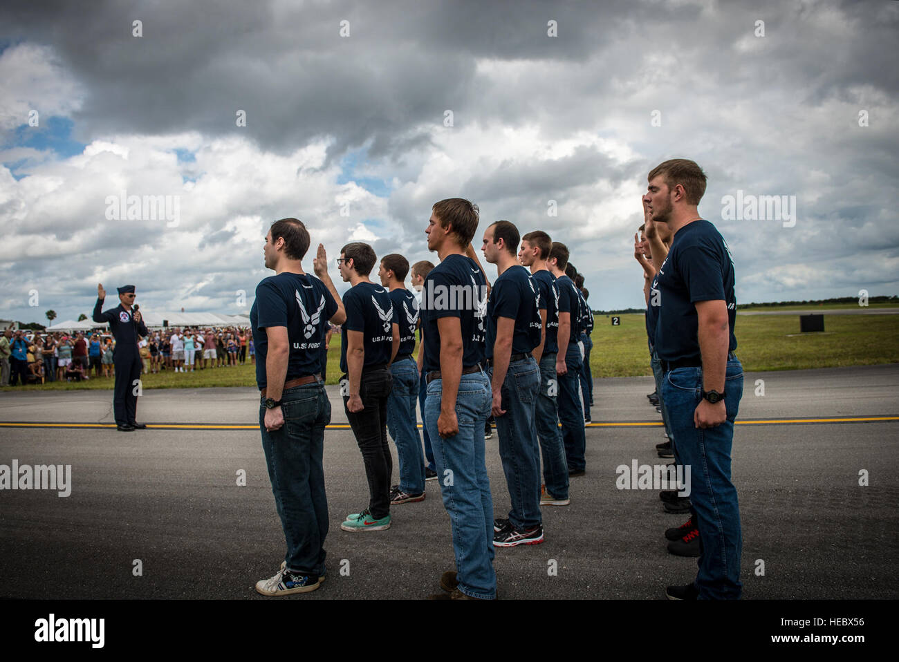 Le major Tyler Ellison, Thunderbird 7, fait prêter le serment d'engagement de 31 nouveaux aviateurs de la Floride au cours de l'air et de l'espace montrent de Melbourne à Melbourne, en Floride, le 4 octobre 2014. (U.S. Photo de l'Armée de l'air Le s.. Darlene Seltmann) Banque D'Images