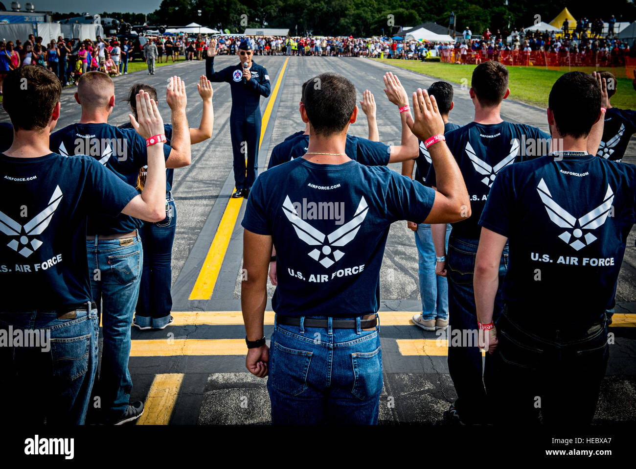 Le major Tyler Ellison, Thunderbird 7, fait prêter le serment d'engagement d'obtenir la nouvelle Floride aviateurs pendant le Sun 'n Fun fly-in International Air Show Expo et à Lakeland, Floride, 25 avril, 2015. (U.S. Air Force photo de Tech. Le Sgt. Manuel J. Martinez) Banque D'Images