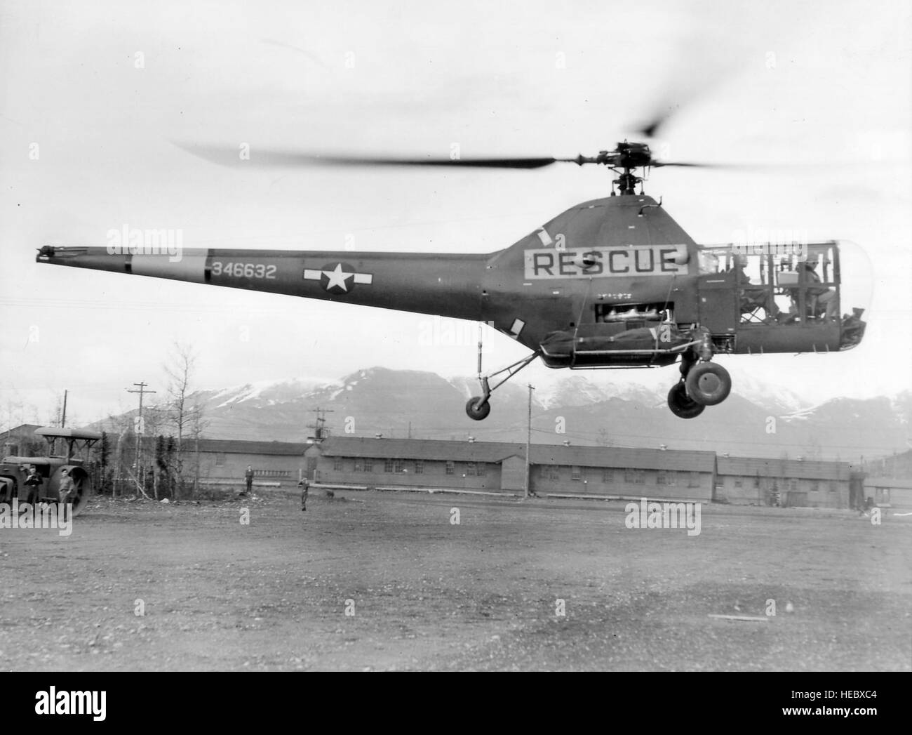 Fort Richardson, Alaska, 17 mai 1947, 10e Escadron de sauvetage hélicoptère, illustré à l'atterrissage à 183ème Hôpital général, Fort Richardson, après avoir ramassé les membres blessés d'un escadron. La zone dans laquelle l'engin a été débarqué est normalement utilisé comme un terrain de baseball. Banque D'Images