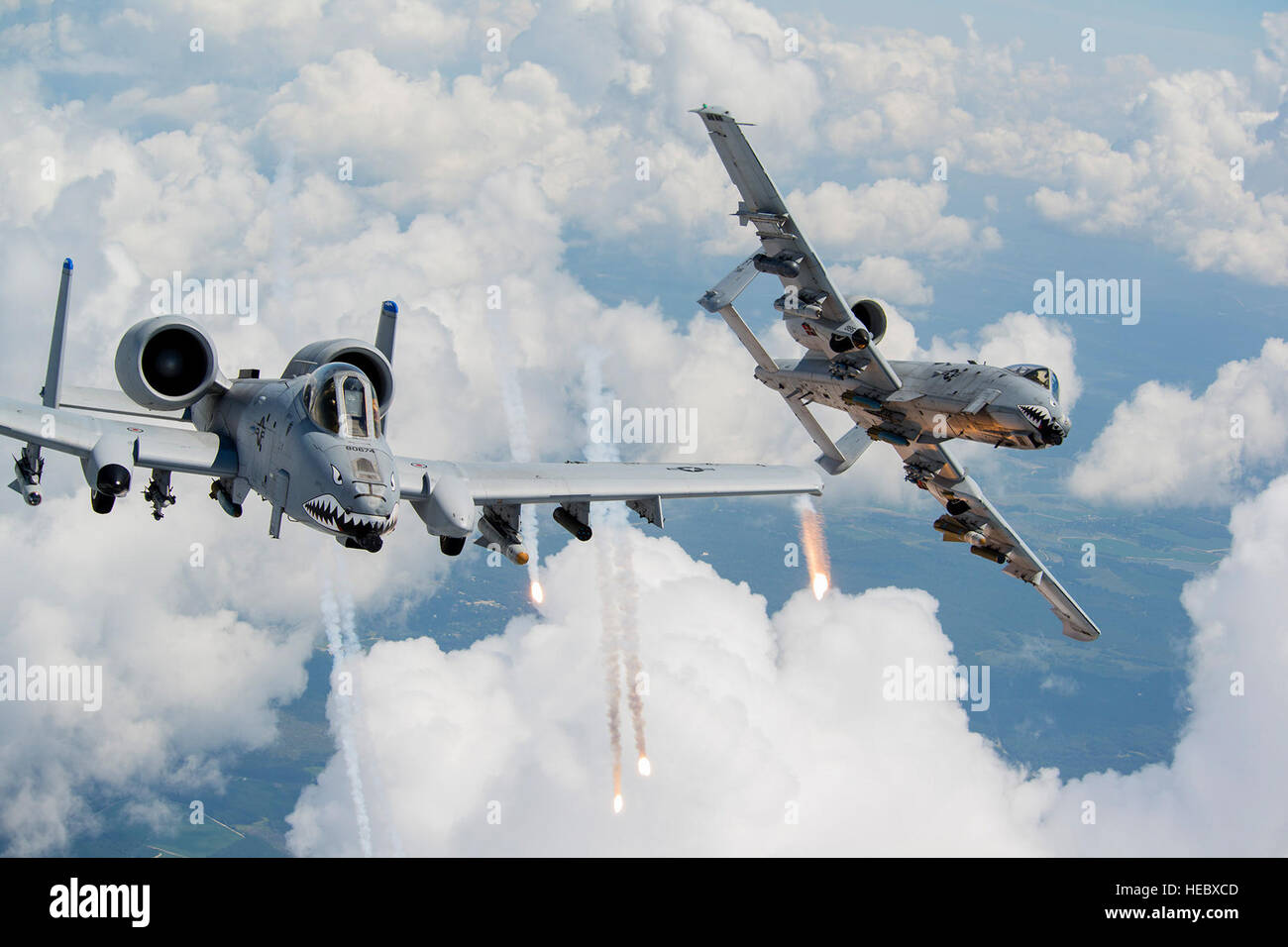 La Capts. Andrew Glowa, gauche, et William Piepenbring lancer des fusées éclairantes à partir de deux A-10C IIs Thunderbolt 18 août 2014, sur le sud de la Géorgie. Les deux pilotes sont avec le 74e Escadron de chasse, Moody Air Force Base, Ga. pilotes, la maintenance et le soutien d'aviateurs assurer l'AFB Moody A-10 rester prêt pour la mission de formation et de déploiements quotidien sorties downrange. (U.S. Air Force photo/Le s.. Jamal D. Sutter) Banque D'Images