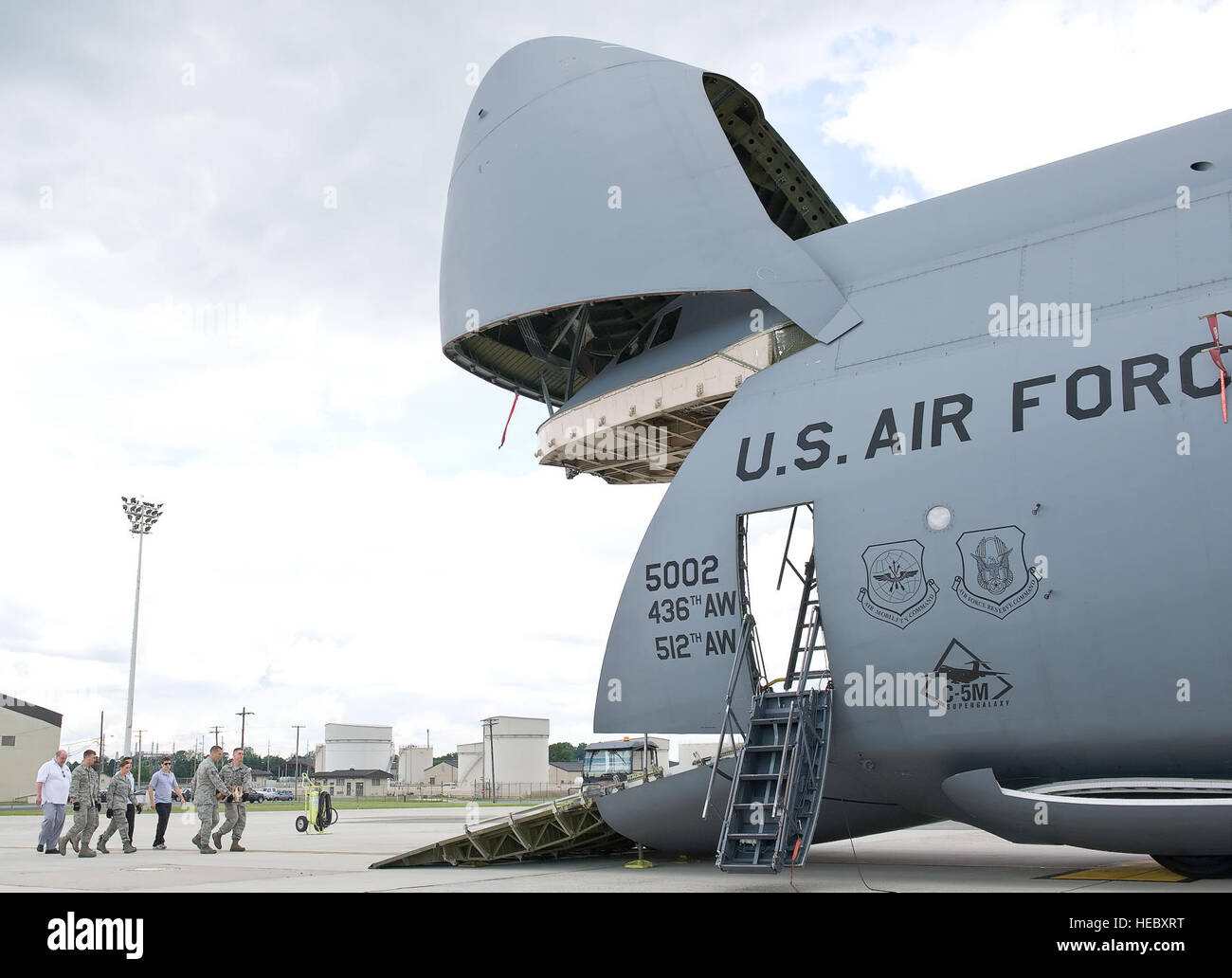 Les membres du 436e Escadron et le Port de l'antenne "Cake Boss" charger un gâteau d'anniversaire spécial pour l'Armée américaine sur un C-5M Super Galaxy 6 juin 2012 à Dover Air Force Base, Del. Le gâteau a été fait par Buddy Valastro et sa famille à Carlo's Bakery à Hoboken, N.J., qui fait partie de la réalité du canal d'apprentissage show 'Cake Boss.' l'US Air Force a rendu le gâteau pour le personnel de l'Armée déployés en Afghanistan dans le temps pour le 237e anniversaire de l'armée du 14 juin 2012. (U.S. Air Force photo/Roland Balik) Banque D'Images