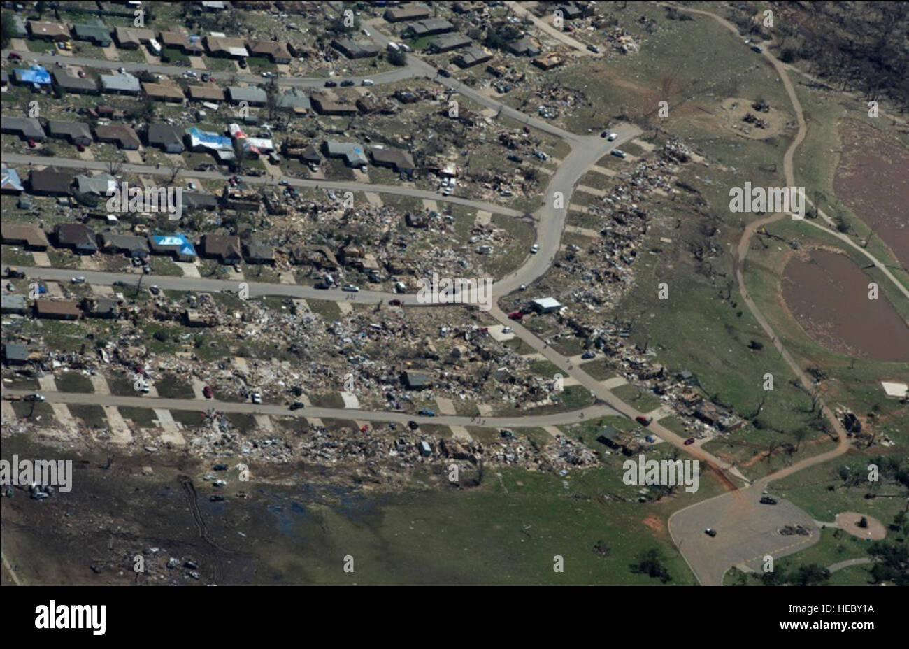 Le chemin d'une récente tornade dans Moore, Oklahoma, le 22 mai 2013. Une tornade dans la catégorie des EF5, la plus forte possible catégorie, avec des vents allant de 200 à 210 mph frappé Moore le 20 mai 2013. Le California Bureau du médecin légiste en chef signale 24 décès liés à des orages de lundi. (U.S. Air Force photo de Tech. Le Sgt. Bradley C. Church) Banque D'Images