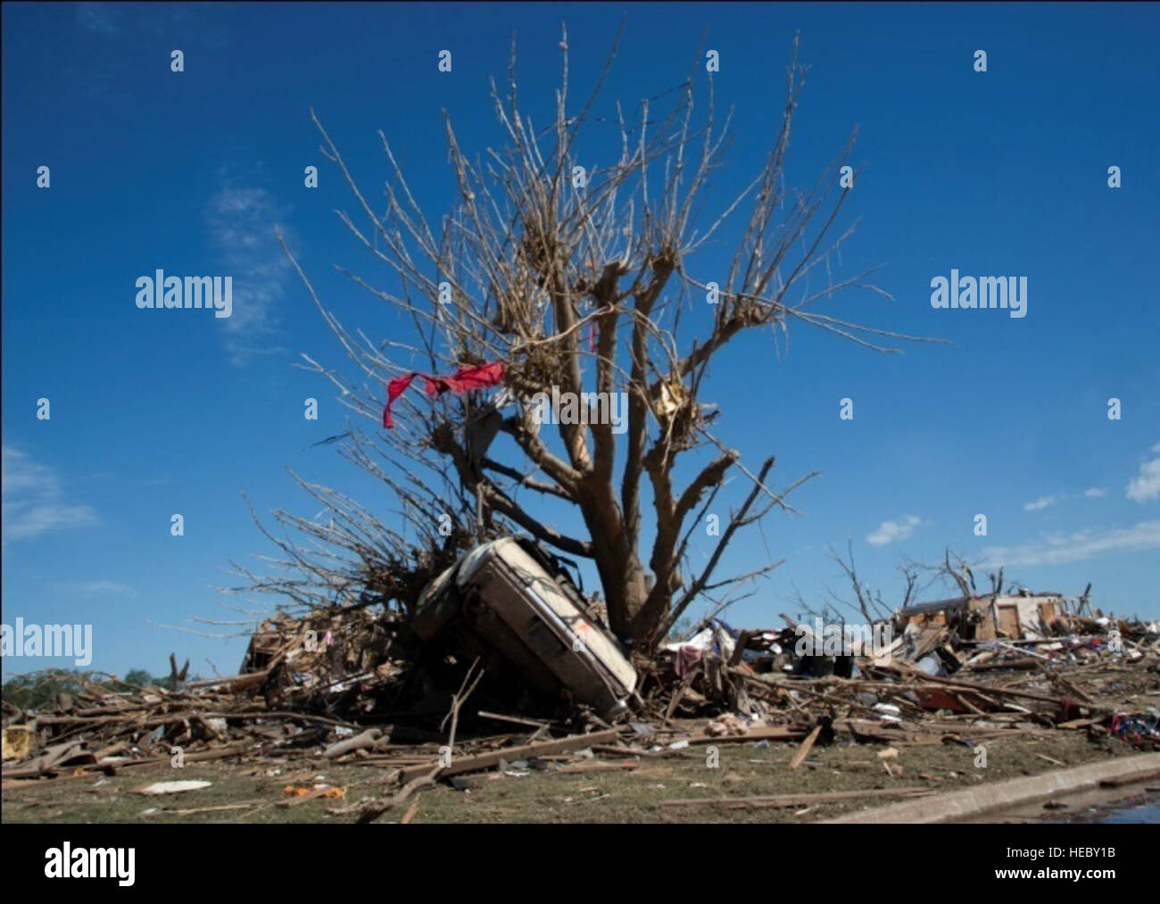 Une voiture est accrochée jusqu'à un arbre en Moore, Oklahoma, le 22 mai 2013. Une tornade dans la catégorie des EF5, la plus forte possible catégorie, avec des vents allant de 200 à 210 mph frappé Moore le 20 mai 2013. Le California Bureau du médecin légiste en chef signale 24 décès liés à des orages de lundi. (U.S. Air Force photo de Tech. Le Sgt. Bradley C. Church) Banque D'Images