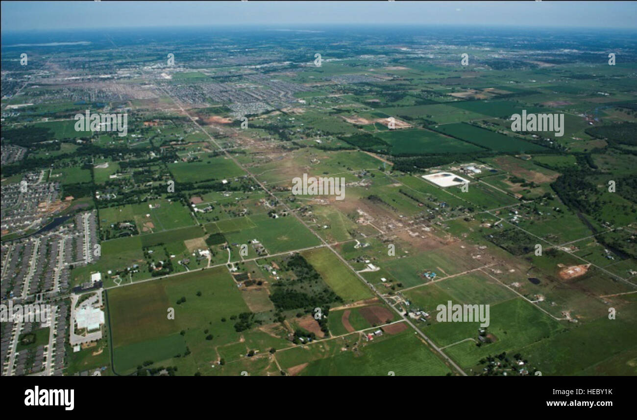 Le chemin d'une récente tornade dans Moore, Oklahoma, le 22 mai 2013. Une tornade dans la catégorie des EF5, la plus forte possible catégorie, avec des vents allant de 200 à 210 mph frappé Moore le 20 mai 2013. L'Okla. Bureau du médecin légiste en chef signale 24 décès liés à des orages de lundi. (U.S. Air Force photo de Tech. Le Sgt. Bradley C. Church) Banque D'Images