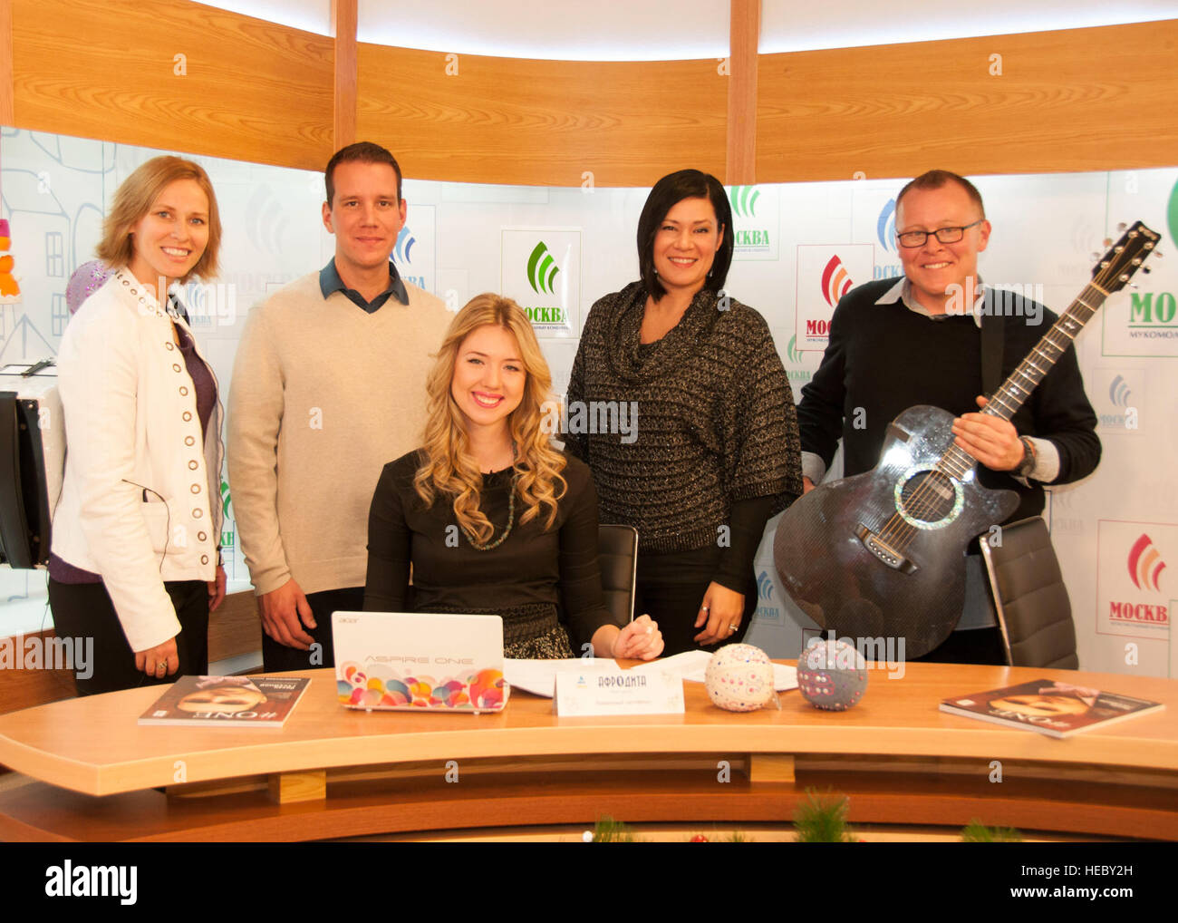 Debout de gauche à droite, Senior Airman Michelle Hooper, le s.. Andy Wendzikowski, Tech. Le Sgt. Frances Kness et le sergent. Josh Byrd, membres de l'US Air Forces Central Command Band Force totale, posent pour une photo avec Ksenia Barannikova, animateur de Good Morning TV, à l'ÉNT network studio à Bichkek, 28 janvier 2013. Le groupe a été interviewé et a joué une chanson en direct pour l'audience de la télévision kirghize. (U.S. Air Force photo/Tech. Le Sgt. Rachel Martinez) Banque D'Images