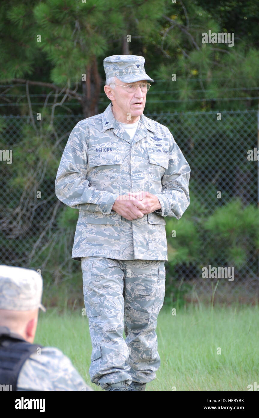 Brick à la retraite. Le général James Sehorn parle à un groupe d'aviateurs de son expérience en tant que prisonnier de guerre le 15 juillet 2015 à Robins Air Force Base, Ga. Sehorn a passé cinq ans et trois mois en tant que prisonnier de guerre à Hanoï, au Vietnam, après avoir été abattu le 14 décembre 1967. (U.S. Photo de l'Armée de l'air par le sergent. Sarah Hanson/libérés) Banque D'Images