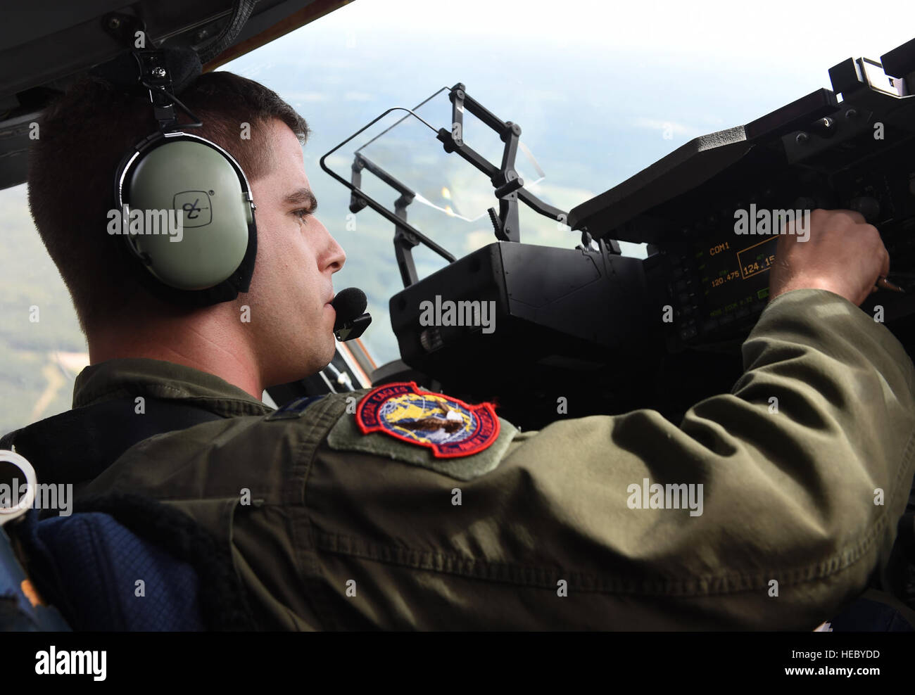 Le capitaine de l'US Air Force Wesley Walsh, un pilote affecté au 15 Escadron de transport aérien, mène des opérations aériennes lors d'un vol d'entraînement à bord d'un C-17 Globemaster III près de Joint Base Charleston - Air Base, S.C., 17 août 2015. Vols de formation sont essentiels pour le succès des opérations de la Force aérienne du Canada parce qu'elles aident à développer les compétences nécessaires pour combattre et missions humanitaires. (U.S. Air Force photo de Tech. Le Sgt. Barry Loo/libérés) Banque D'Images