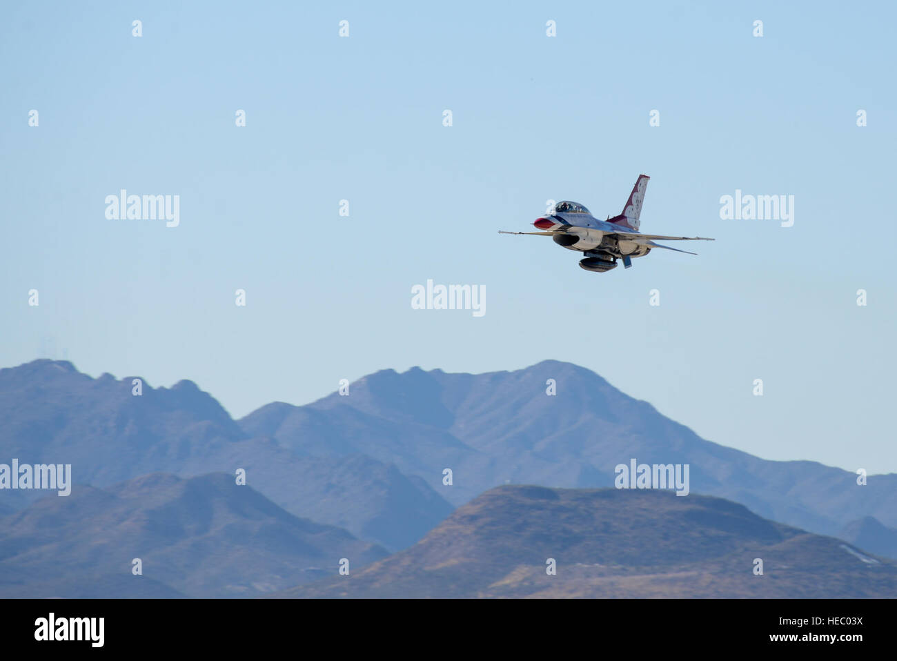 U.S. Air Force le Major Kevin Walsh, U.S. Air Force Air pilote de l'Escadron de démonstration et d'officier des opérations, lance Thunderbird 7, un F-16 Fighting Falcon, avec Brendon Lyons, héros de la communauté de Tucson, dans le siège arrière, à la base aérienne Davis-Monthan Air Force Base, en Arizona, le 11 mars 2016. Lyon a été désigné comme un porteur d'espoir en raison de son engagement en matière de sécurité et sa passion pour faire Tucson une communauté plus sécuritaire pour les cyclistes et automobilistes. (U.S. Photo de l'Armée de l'air par la Haute Airman Chris Massey/libérés) Banque D'Images