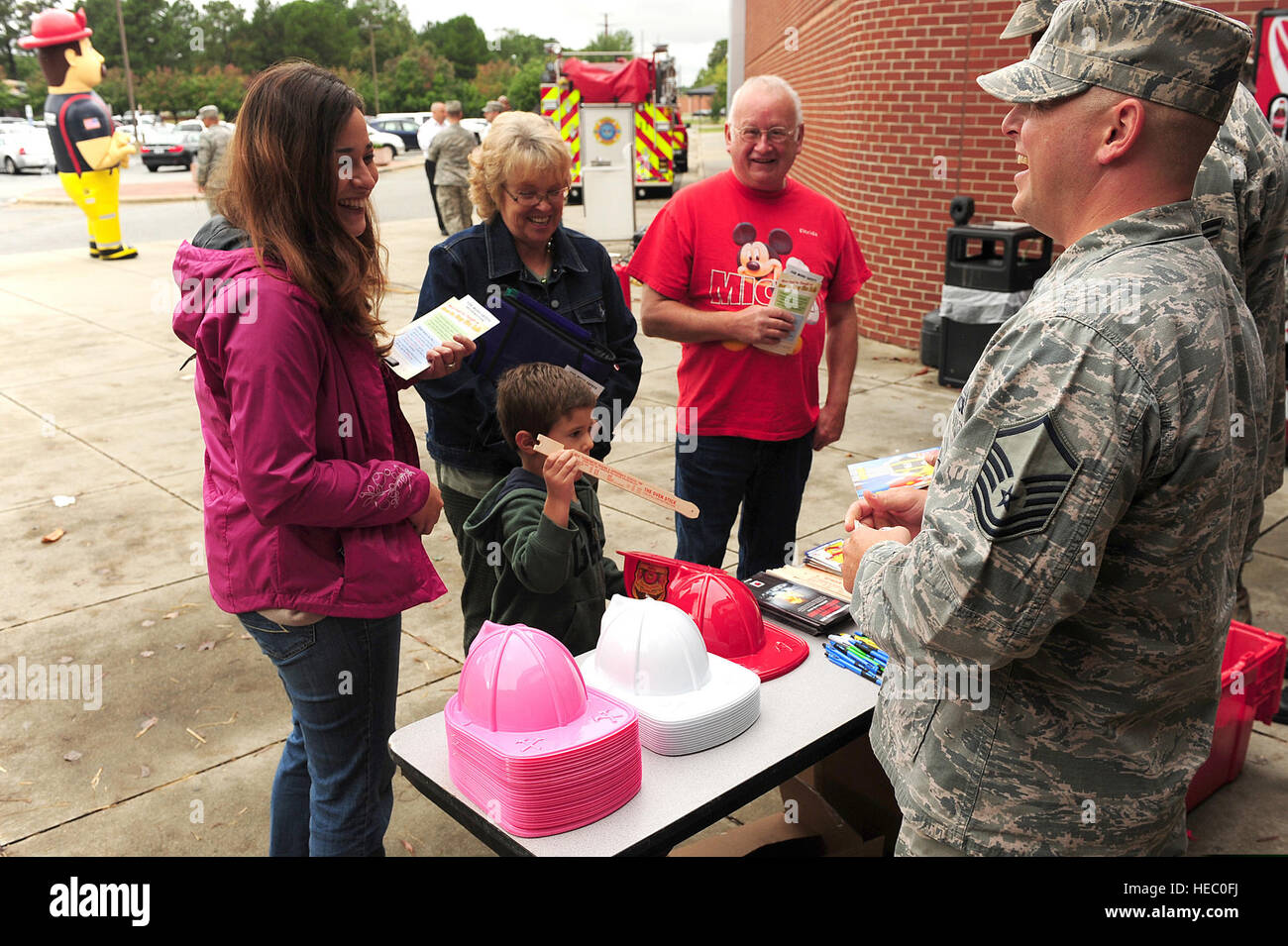 Les aviateurs américains affectés à la 4e Escadron de génie civil distribuer divers articles au cours d'une manifestation dans le cadre de la Semaine de prévention des incendies à Seymour Johnson Air Force Base, N.C., 11 octobre 2013. (U.S. Air Force photo par un membre de la 1re classe Brittain Crolley/libérés) Banque D'Images