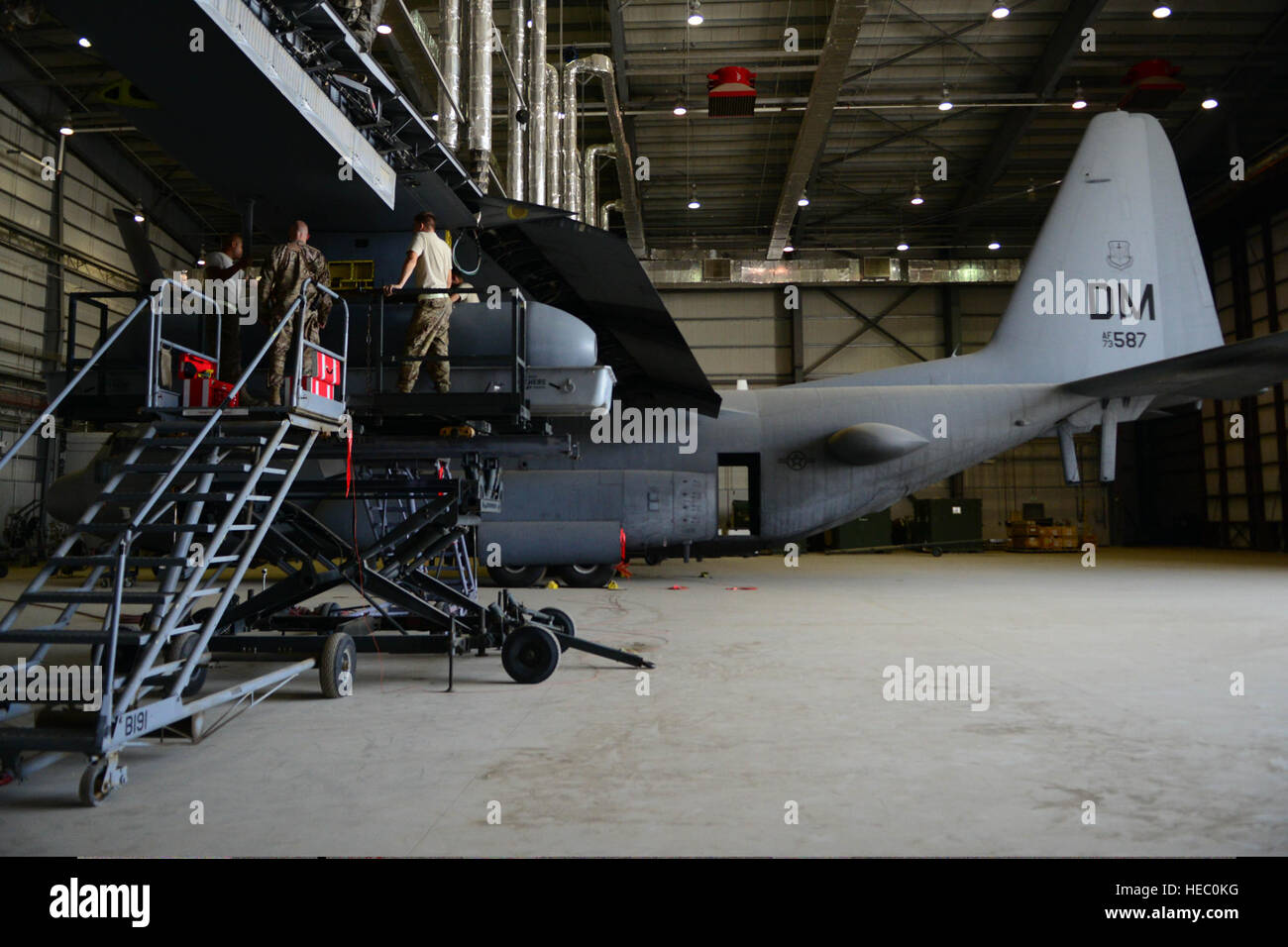 Les aviateurs de l'US Air Force à partir de la 41e Escadron expéditionnaire de combat électronique effectuer la maintenance sur un EC-130H Compass Call aircraft Air à Bagram, en Afghanistan, le 25 août 2014. La 41e EECS procède à un blocage des communications avec l'EC-130H Compass Call aéronefs dans le cadre de l'opération Enduring Freedom. (U.S. Photo de l'Armée de l'air par le sergent. Evelyn Chavez/libérés) Banque D'Images