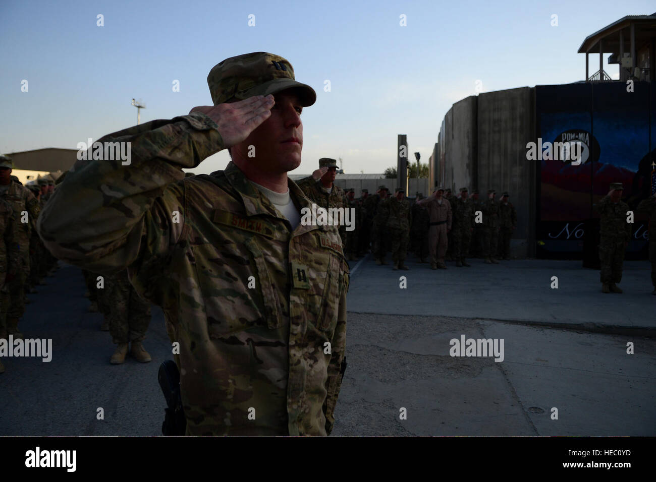 Le personnel de la Force aérienne participe à une cérémonie de retraite à l'aérodrome de Bagram, en Afghanistan, pour commémorer le 9/11e anniversaire et honorer les victimes des attentats terroristes perpétrés contre les États-Unis. Banque D'Images