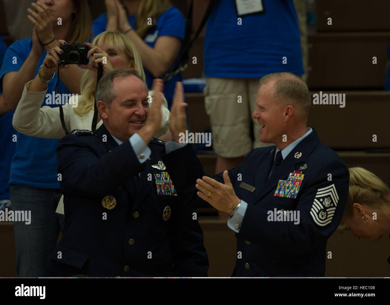 Le sergent-chef de l'Armée de l'air James A. Cody (droite) et le chef d'état-major de l'US Air Force Le Général Mark A. Welsh III (à gauche) un autre un high five après l'Armée de l'air guerrier blessé équipe a remporté un match de volleyball assis pendant les 2014 Jeux de guerrier, U.S. Olympic Training Center, Colorado Springs, Colorado, le 28 septembre 2014. Fondée en 2010, les jeux sont conçus pour introduire des blessés, des malades et des blessés militaires et anciens combattants à adaptive sports et les encourager à rester physiquement actif. (U.S. Photo de l'Armée de l'air par la Haute Airman Justyn M. Freeman/ libéré) Banque D'Images