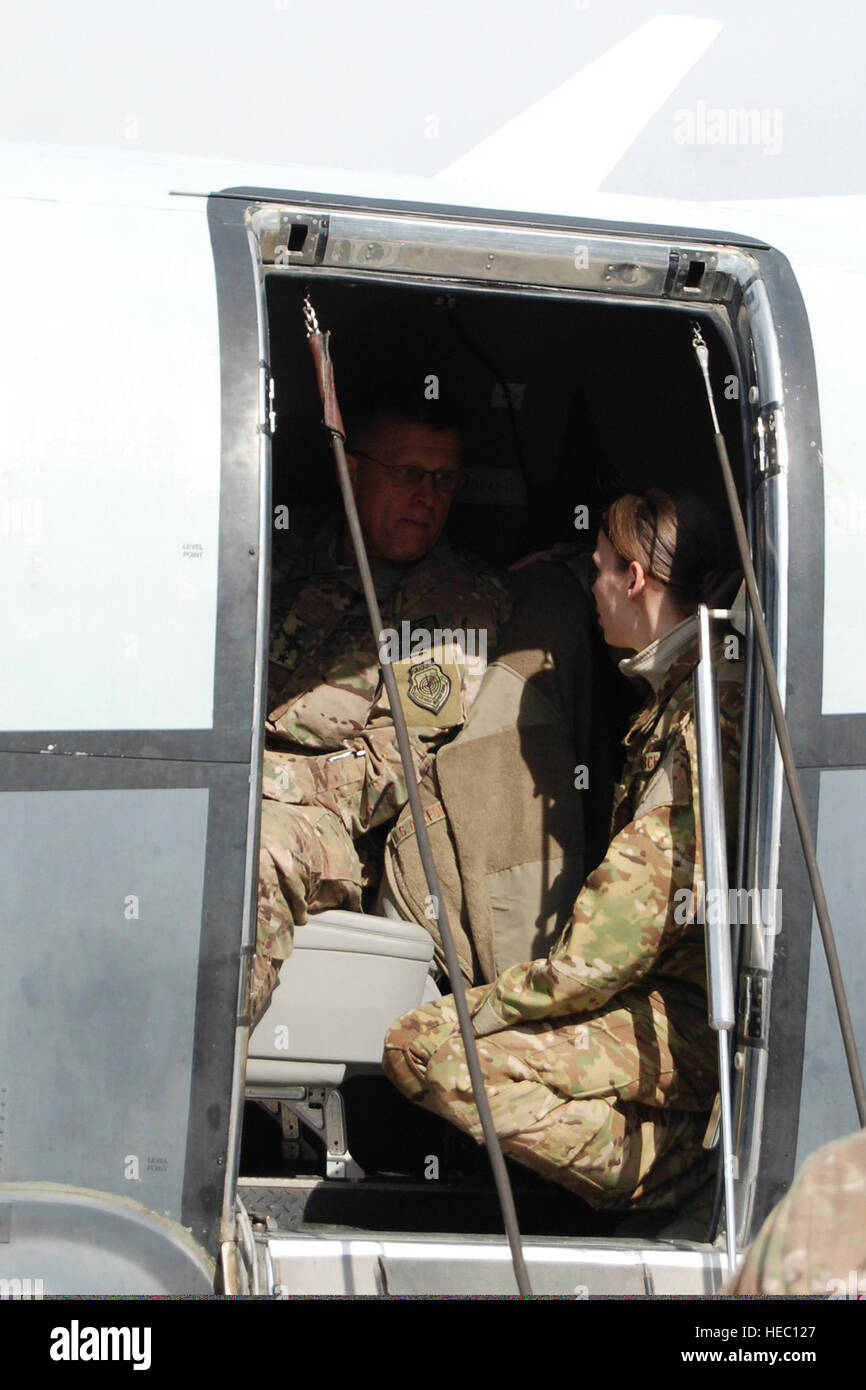 U.S. Air Force Le général Frank Gorenc, gauche, le commandant du Commandement aérien et de l'OTAN Allied Forces aériennes des États-Unis en Afrique, les Forces Europe-Air parle avec une armée de l'air MC-12W la liberté d'un membre d'équipage d'aéronefs au cours d'une visite à l'aérodrome de Bagram, la province de Parwan, Afghanistan, le 10 mars 2014. Au cours de la visite, Gorenc a déjeuné avec leurs supérieurs hiérarchiques, ont eu droit à une visite de la MC-12W et s'est entretenu avec l'escadron 455 e Escadre expéditionnaire de la direction. (U.S. Photo de l'Armée de l'air par le Capitaine Brian Wagner/libérés) Banque D'Images