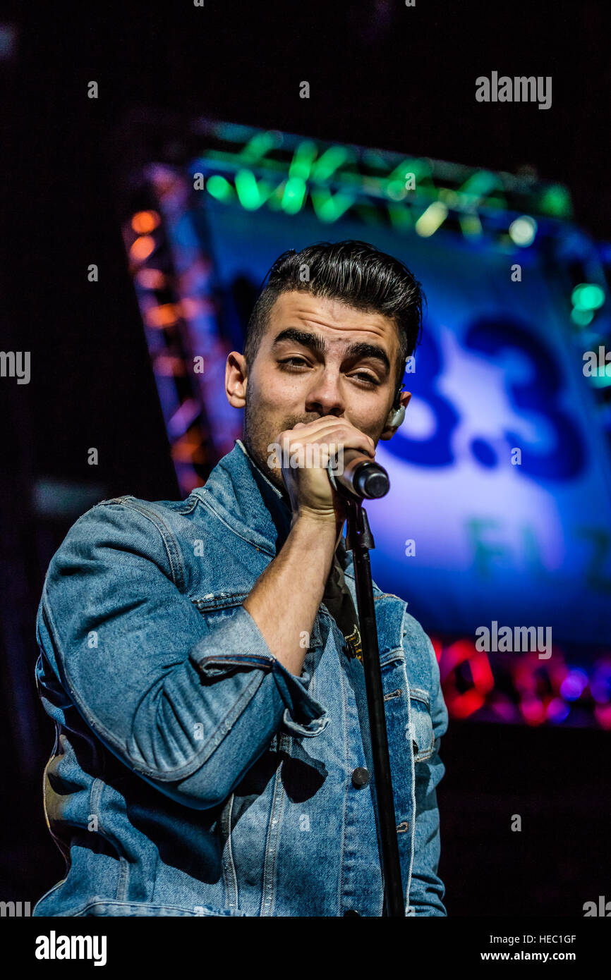 Joe Jonas de DNCE effectuant à 93.3 FLZ's Jingle Ball iHeartRadio le 17 décembre 2016 à Amalie Arena, à Tampa, en Floride. Banque D'Images