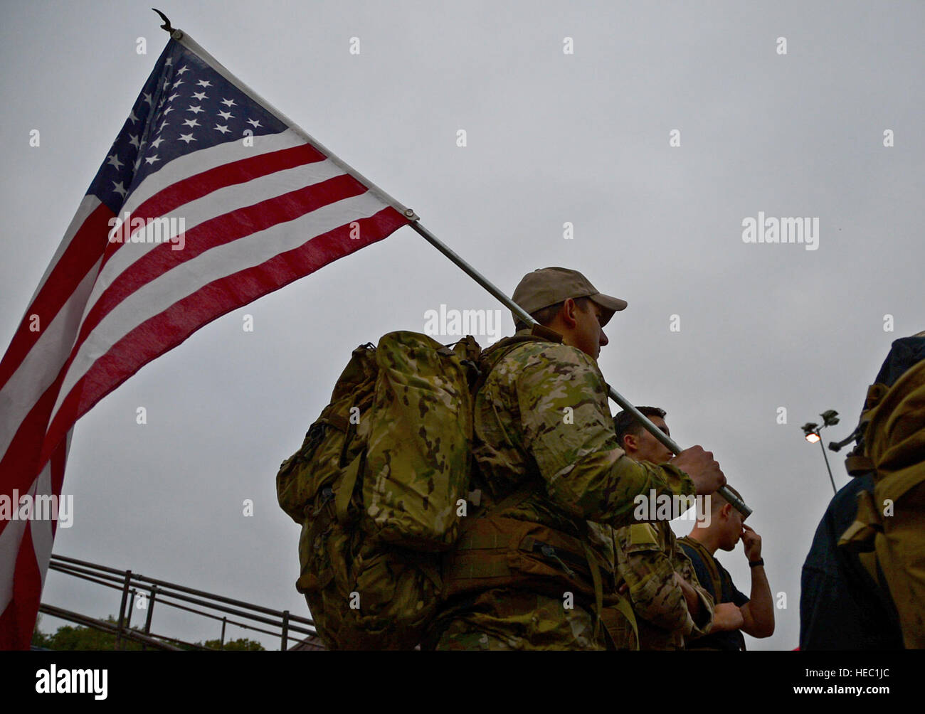 Le personnel civil et l'armée de l'air américaine participent à une course/marche de 9/11 Memorial 5K à la RAF Lakenheath, en Angleterre, honorant les victimes des attaques du 11 septembre et faisant preuve de respect et de mémoire. Banque D'Images