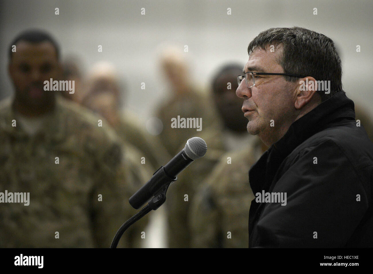 M. Ashton Carter, sous-secrétaire américain de la défense, parle avec les membres de l'air à Bagram, en Afghanistan, le 28 novembre 2013. Après son allocution, Carter a servi le dîner à Bagram à Khoele au personnel de la salle à manger. (U.S. Photo de l'Armée de l'air par la Haute Airman Kayla Newman) Banque D'Images