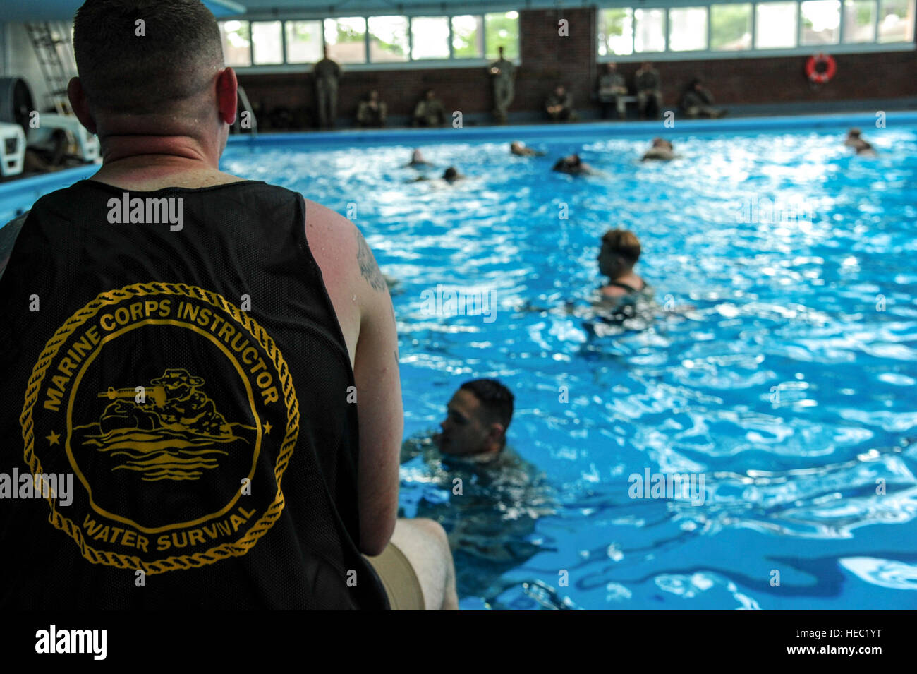 Le sergent d'artillerie de la Marine américaine. Andrew Pendracki, 26e Marine Expeditionary Unit chef de la caméra de combat et de survie en eau USMC formatrice, montres marines marcher l'eau, le 10 juin 2015, au Camp Lejeune, Caroline du Nord. Pendracki entraîné et supervisé 28 marines au cours de la formation, dans laquelle tous les cours de base et 24 adopté le cours intermédiaire. (U.S. Air Force photo/Senior Airman Brittain Crolley) Banque D'Images