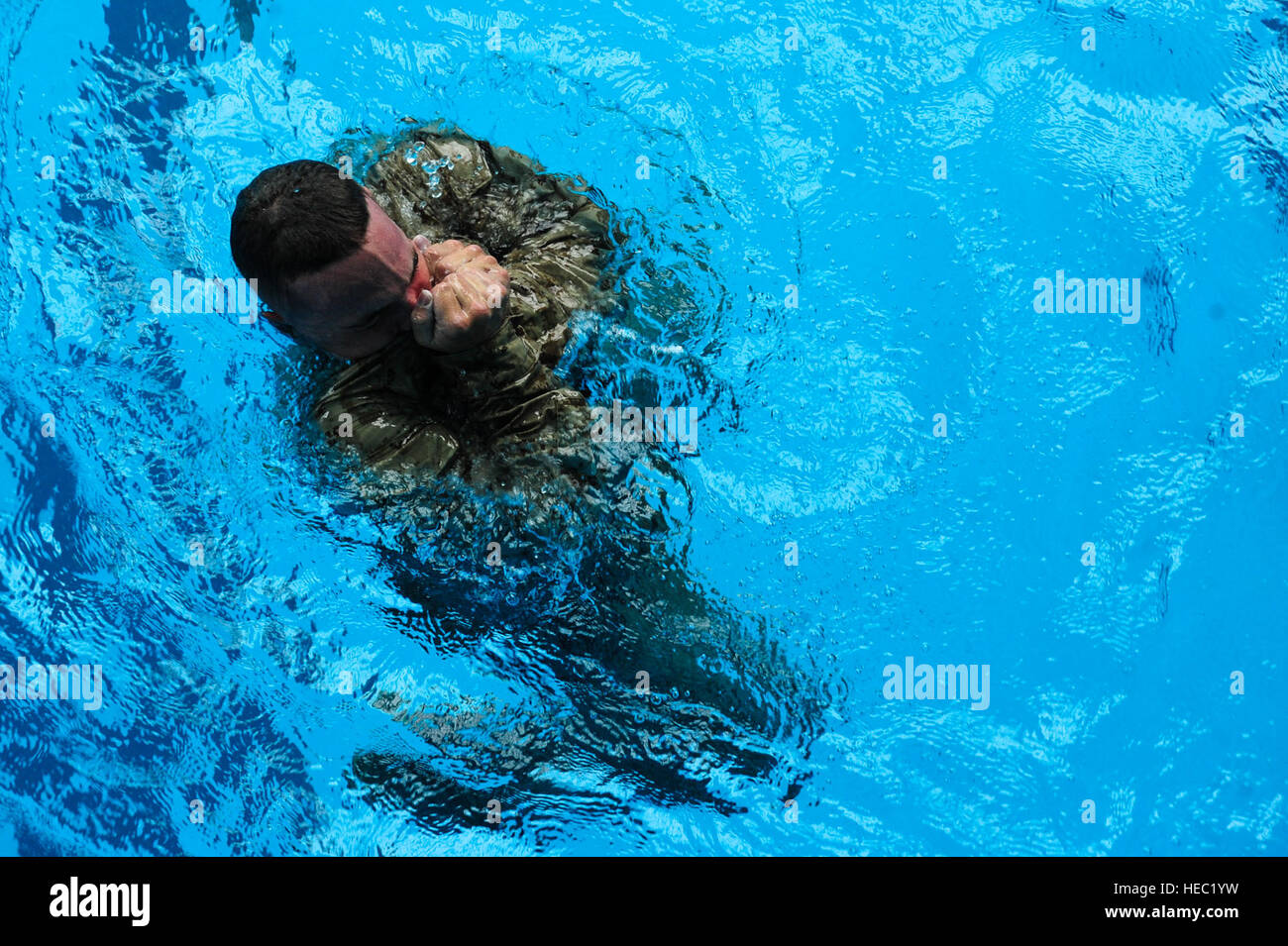 La Marine américaine lance le Cpl. Austin Carpenter, 3e Bataillon, 8e Régiment de Marines, les tentatives pour gonfler son uniforme de combat chemisier utilitaire dans le cadre du cours d'eau intermédiaire USMC Entraînement de survie, le 10 juin 2015, au Camp Lejeune, Caroline du Nord. Les marines étaient tenus d'afficher des compétences en blouse et d'une presse à l'inflation pendant leurs 10 minutes de voie d'eau importante. (U.S. Air Force photo/Senior Airman Brittain Crolley) Banque D'Images