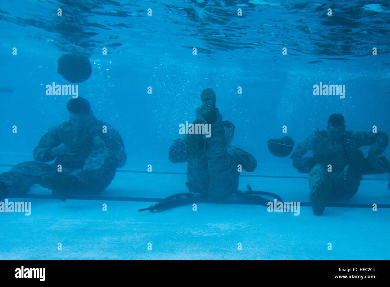 Les Marines américains à partir de la 3e Bataillon, 8e Régiment de Marines, de mettre leur équipement dans le cadre du cours de base de l'entraînement de survie, eau USMC 10 juin 2015, au Camp Lejeune, Caroline du Nord. Les Marines ont eu 10 secondes pour submerger entièrement eux-mêmes et perdent leur casque, gilet pare-balles et d'un fusil. (U.S. Air Force photo/Senior Airman Brittain Crolley) Banque D'Images