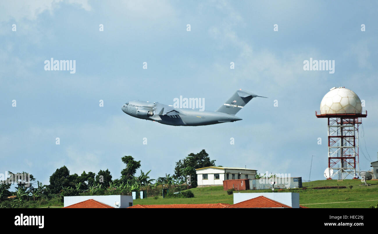 Un C-17 Globemaster III de Travis Air Force Base, Californie, décolle de l'aéroport d'Entebbe en Ouganda le 22 janvier, 2014. Les Ougandais ont pris en charge plusieurs missions aux États-Unis au cours des derniers mois en offrant un terrain d'aviation, des transports, et des forfaits de maintenance pour l'Union africaine peut mener à bien les opérations de maintien de la paix. Dans la plus récente mission, les forces américaines vont transporter un nombre total de 850 soldats rwandais et plus de 1000 tonnes de matériel dans la République d'Afrique centrale pour faciliter les opérations de l'Union africaine et française contre les militants pendant trois semaine de fonctionnement. (U. Banque D'Images