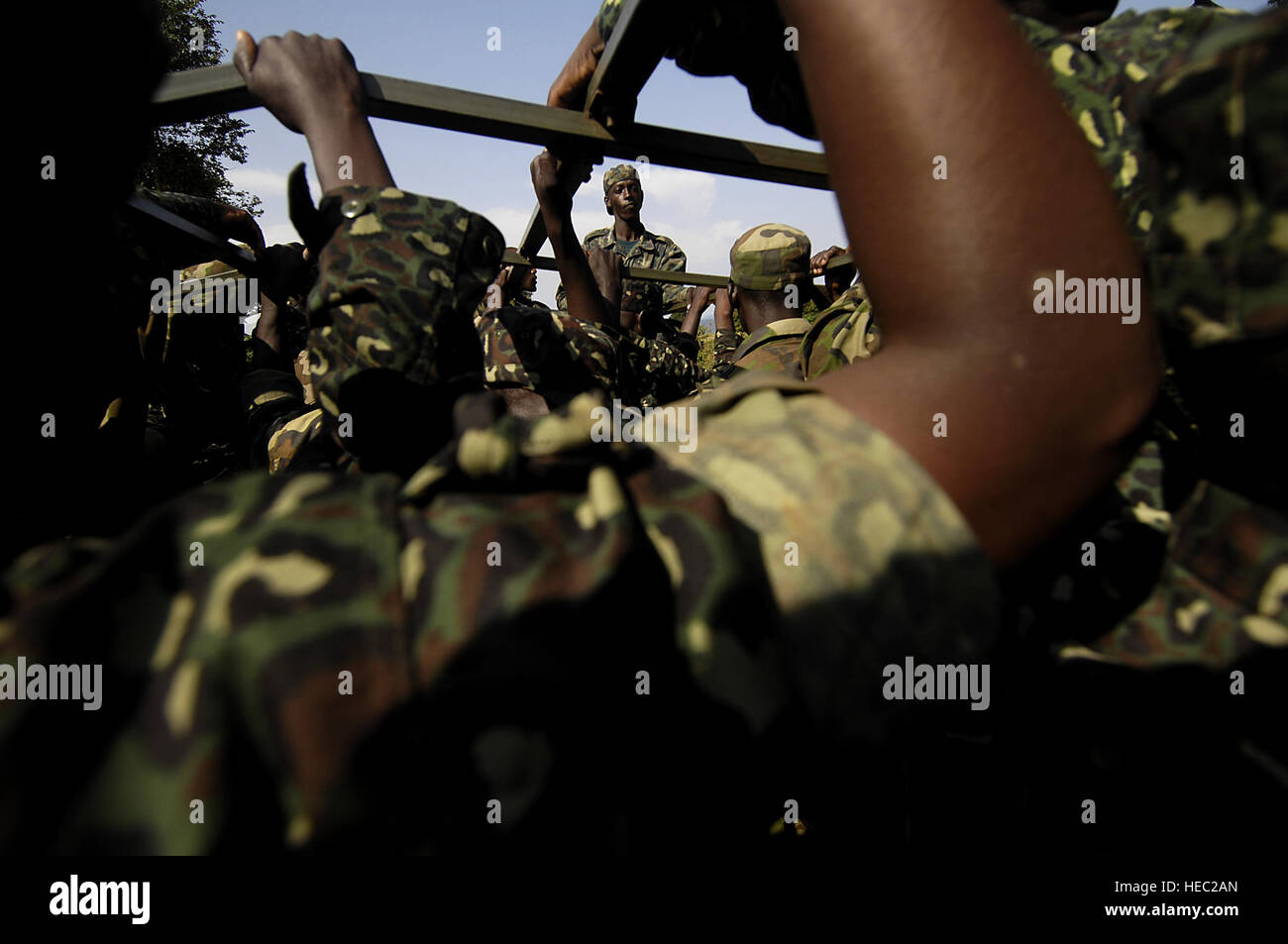 Les soldats de l'Armée de l'Ouganda pour retourner au camp à l'arrière d'une camionnette deux jours après avoir terminé le cours de navigation terrestre enseignés par des soldats de l'Armée américaine à partir de la 3e peloton, Compagnie Delta, 1er Bataillon, 3e Régiment d'infanterie, la vieille garde, Fort Myers, Virginie, le 14 février 2008 à l'emplacement avancé d'opérations Kasenyi, en Ouganda. Les soldats ougandais sont donnés une boussole et une carte et sont censés ensuite de sortir et de trouver cinq marqueurs sur le terrain. Les soldats de la vieille garde sont chargés de former les soldats ougandais pendant une semaine 16 à l'école de formation militaire militaire situé à l'avant à l'Op Banque D'Images