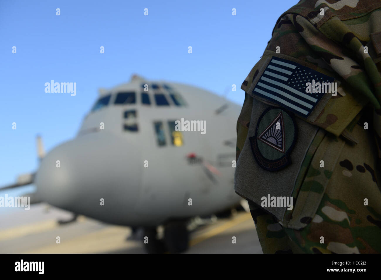 Un pilote américain lors de la 41e Escadron expéditionnaire de combat électronique, se tient à côté d'une EC-130H Compass Call avion à l'aérodrome de Bagram, en Afghanistan, le 12 septembre 2014. Le premier fournit les CEE 41 contre-attaque électronique de communications intégrées. L'unité a effectué 6 600 sorties et 38 000 heures à l'appui de l'opération Enduring Freedom. (U.S. Photo de l'Armée de l'air par le sergent. Evelyn Chavez/libérés) Banque D'Images