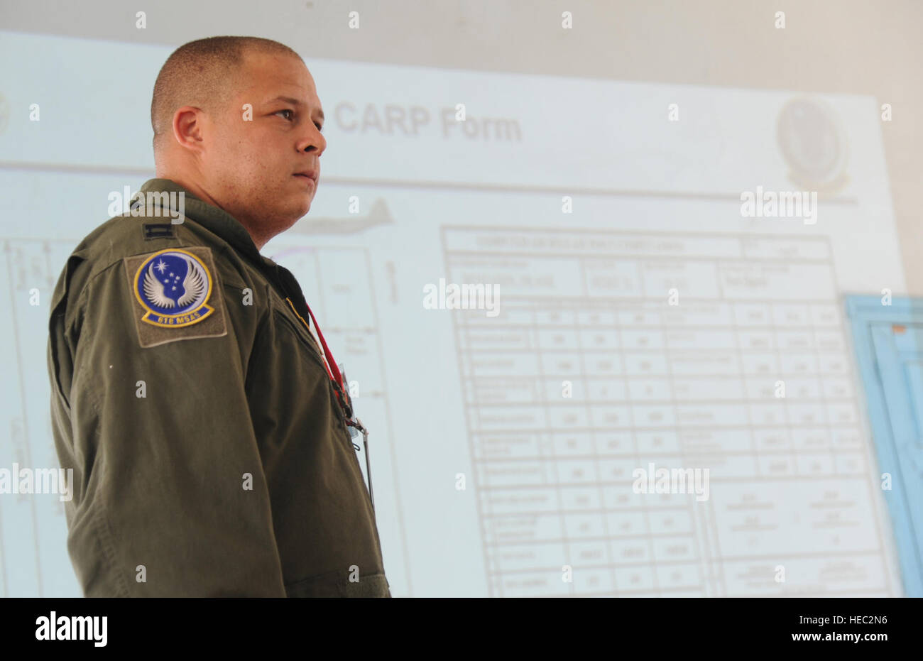 U.S. Air Force Capt Mark Lyerly, un C-130 navigator instructeur assigné à l'Air Mobility Command, l'Escadron d'essai et d'évaluation Joint Base McGuire-Dix-Lakehurst, N.J., partage son expérience avec des systèmes de livraison aérienne de la Force aérienne du Cameroun au cours d'accord Central 2013, la base aérienne de Douala, Douala, Cameroun, le 21 février 2013. Lyerly de Niceville, Fla., participe à l'Accord Central 2013, un exercice conjoint dans lequel leurs voisins, le Cameroun et d'armées d'Afrique centrale s'associent pour promouvoir la coopération régionale tout en augmentant et ravitaillement aérien et la capacité de préparation médicale. (P Banque D'Images