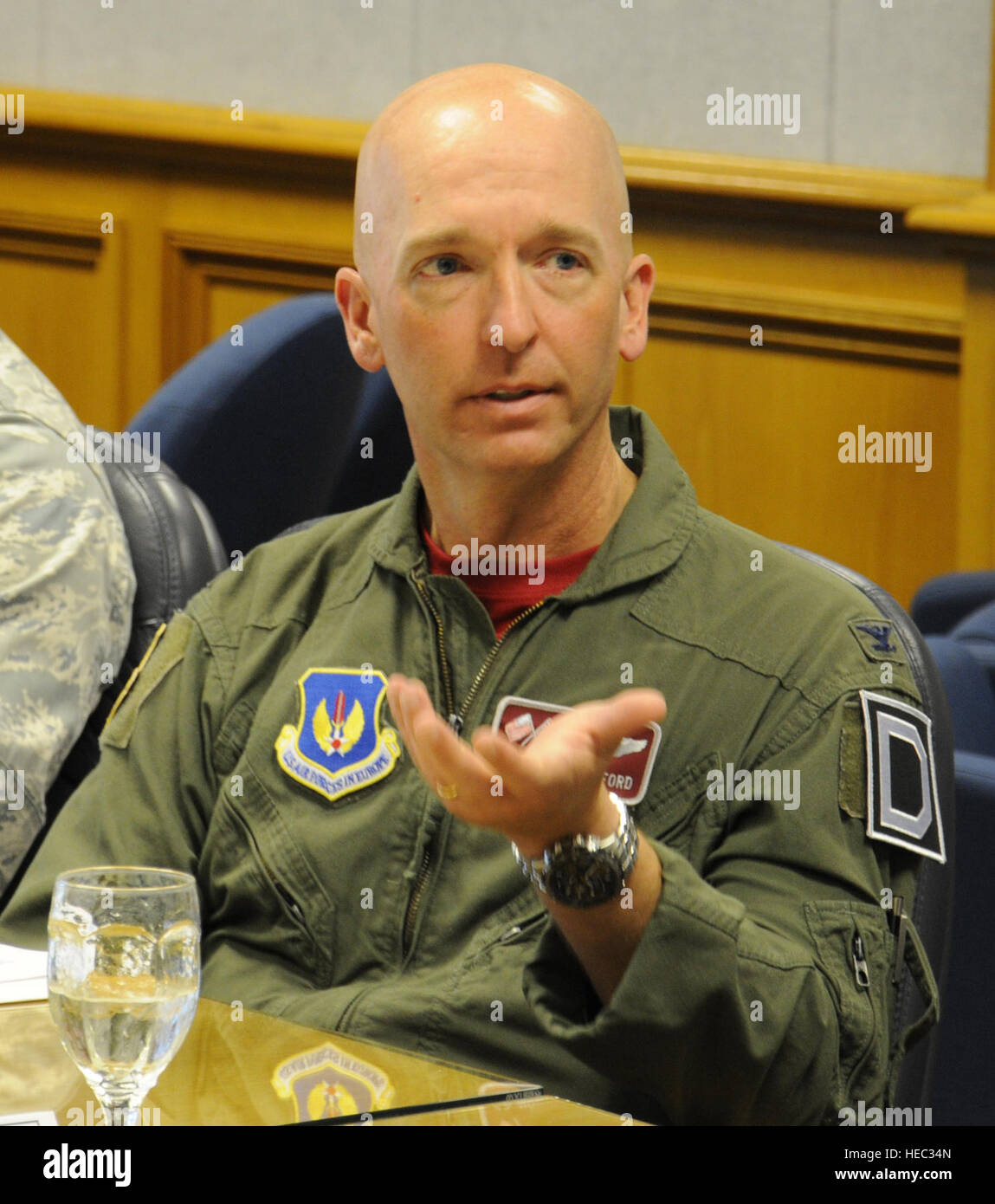 Le colonel de l'US Air Force Noel Bradford, commandant du 100e groupe d'opérations, parle de l'US Air Force à Brigue. Le général Douglas A. Cox, de l'Europe et des forces aériennes américaines en royaume directeur, au cours d'une brève mission 20 juin 2014, le RAF Mildenhall, Angleterre. Cox s'est entretenu avec les dirigeants de l'équipe de Mildenhall à apprendre leur rôle dans la mission et ont visité la base de rencontrer des aviateurs. (U.S. Air Force photo/Gina Randall/libérés) Banque D'Images