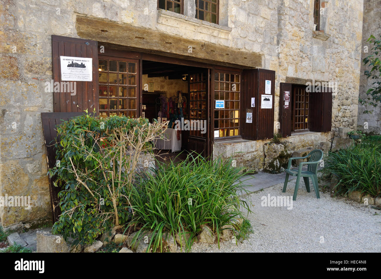 Art, meubles anciens et boutique de souvenirs dans le village fortifié de Larressingle, France. Banque D'Images