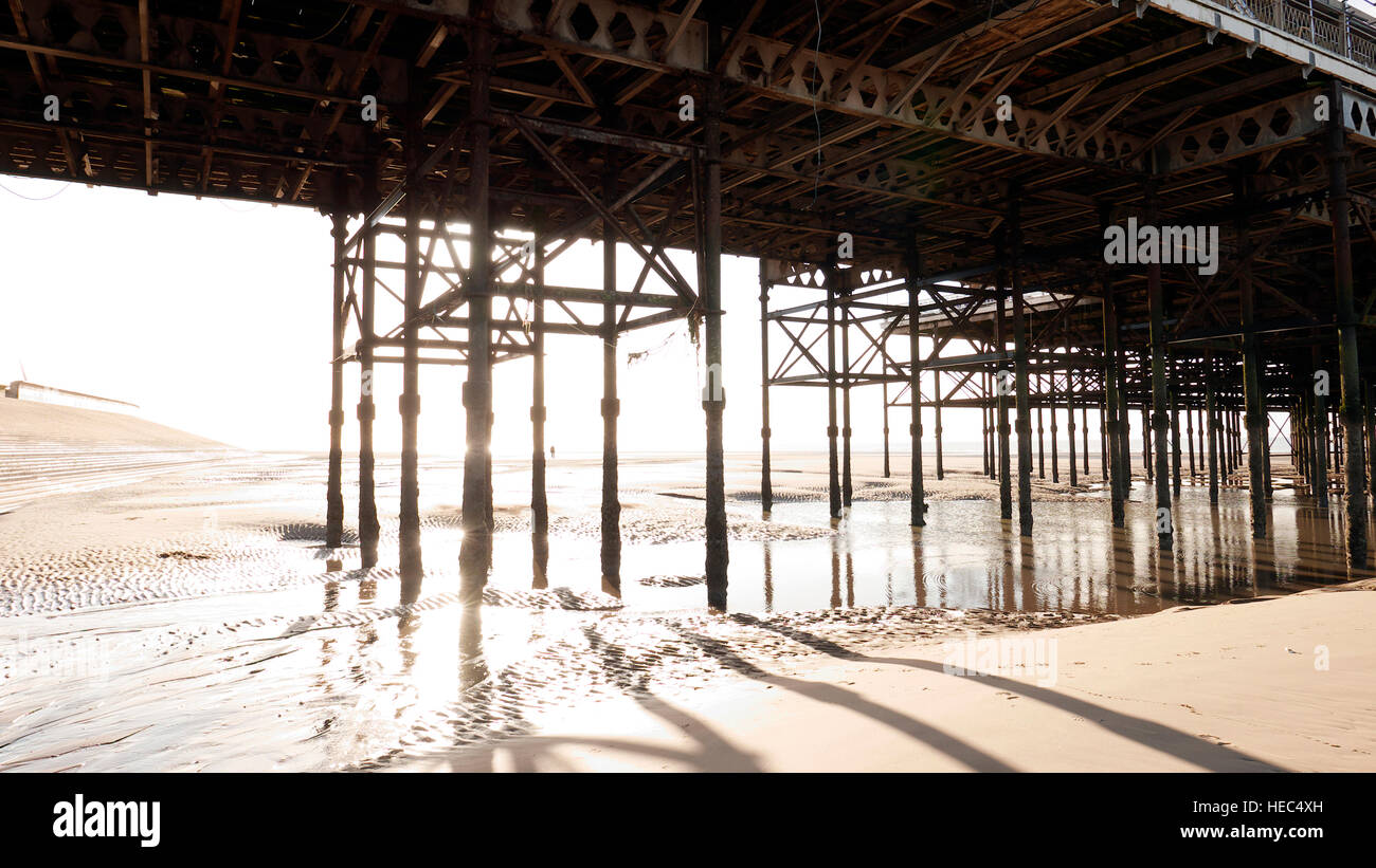 L'homme en silhouette walking on beach Banque D'Images