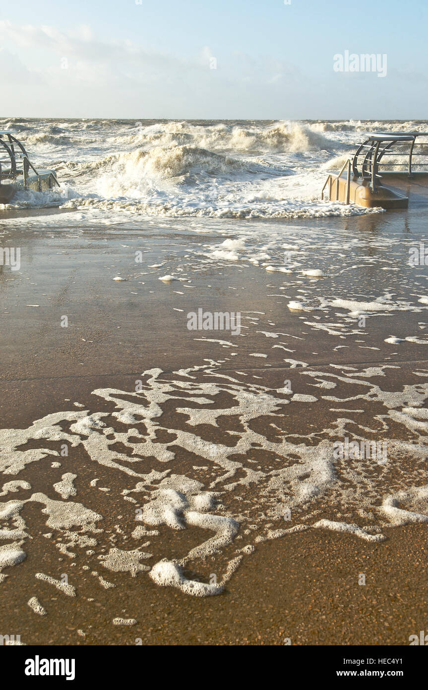 Les voisins musicaux de défense contre les inondations par vagues sur le front de mer de Blackpool Banque D'Images