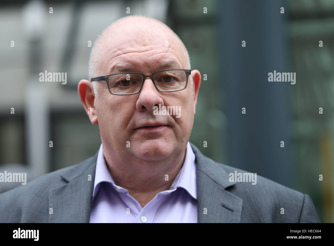 Dave Ward, secrétaire général de l'Commiications Workers Union (CWU) à une manifestation devant le Ministère des affaires à Londres avant de grève des employés des postes d'emploi, les pensions et la fermeture de succursales. Banque D'Images