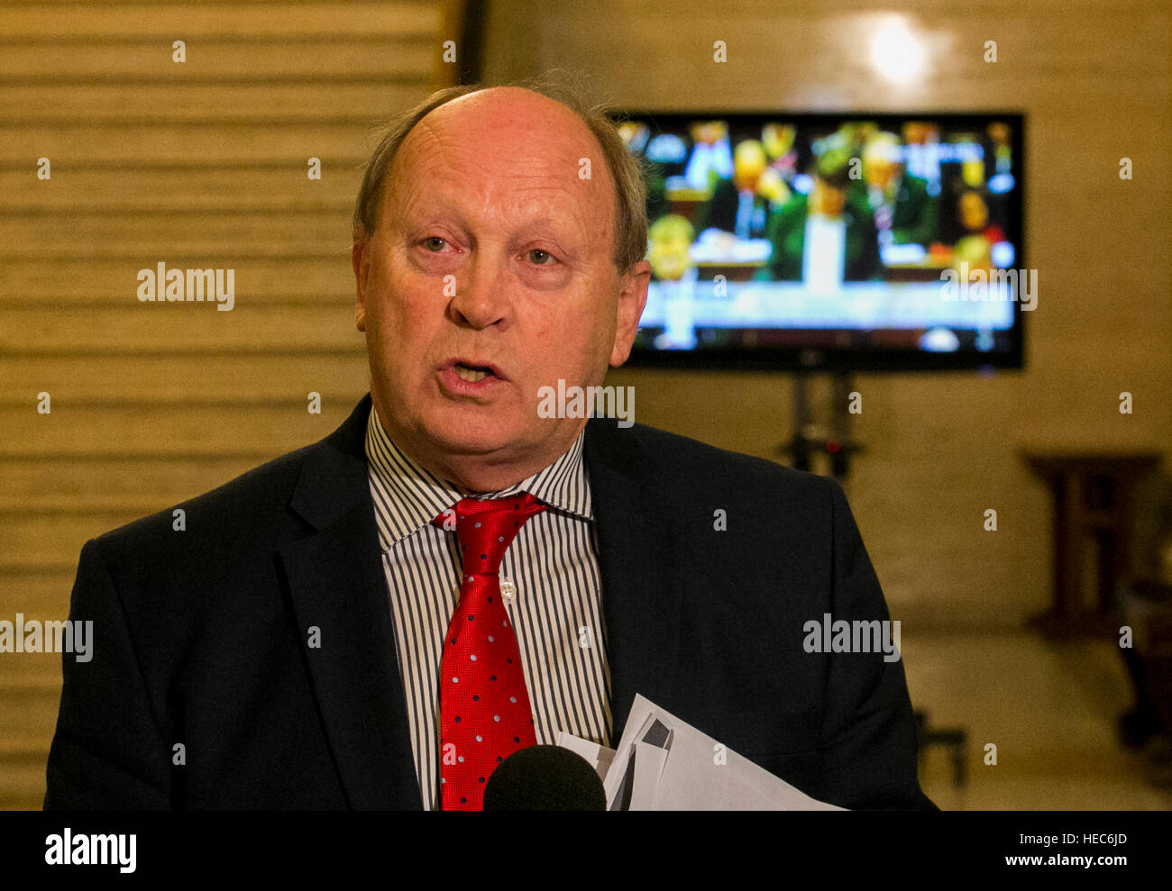 Voix Unioniste traditionnel (TUV) chef Jim Allister traite de support dans la grande salle accompagnée de collègues du parti au parlement de Stormont, à Belfast, en tant que premier ministre Arlene Foster a fait face à un vote de non confiance en son leadership à l'Assemblée générale décentralisée comme la chute d'un régime d'énergie verte bâclé s'intensifie. Banque D'Images