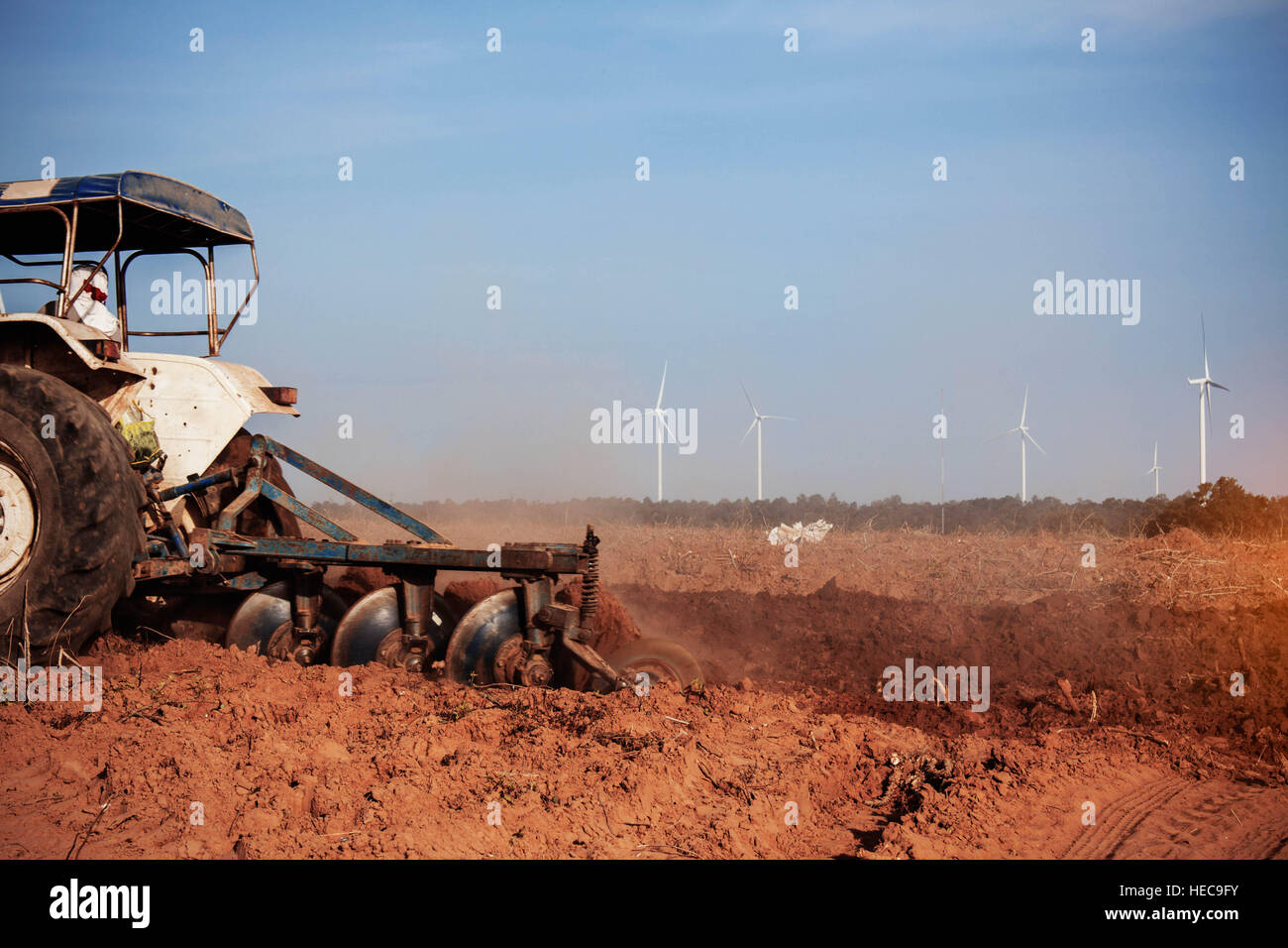 Les tracteurs sont de labourer le sol culture du manioc dans le pays. Banque D'Images