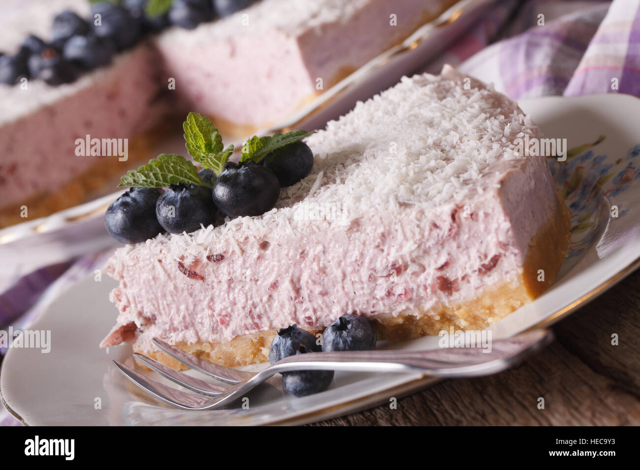 Tranches de gâteau aux bleuets avec les baies fraîches et de noix de coco macro sur une plaque horizontale. Banque D'Images