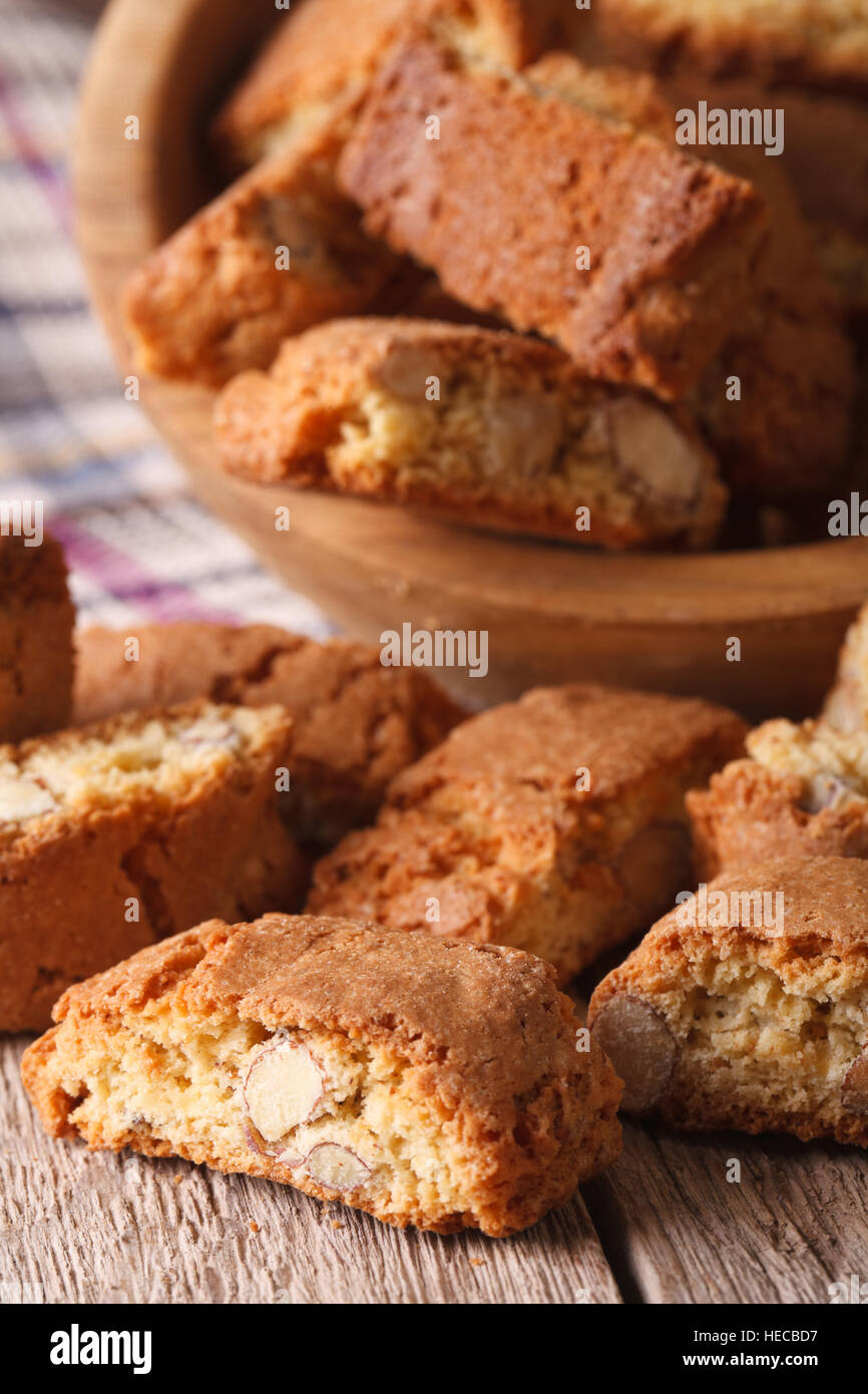 Biscottes aux amandes italien cookies macro sur la table verticale. Banque D'Images