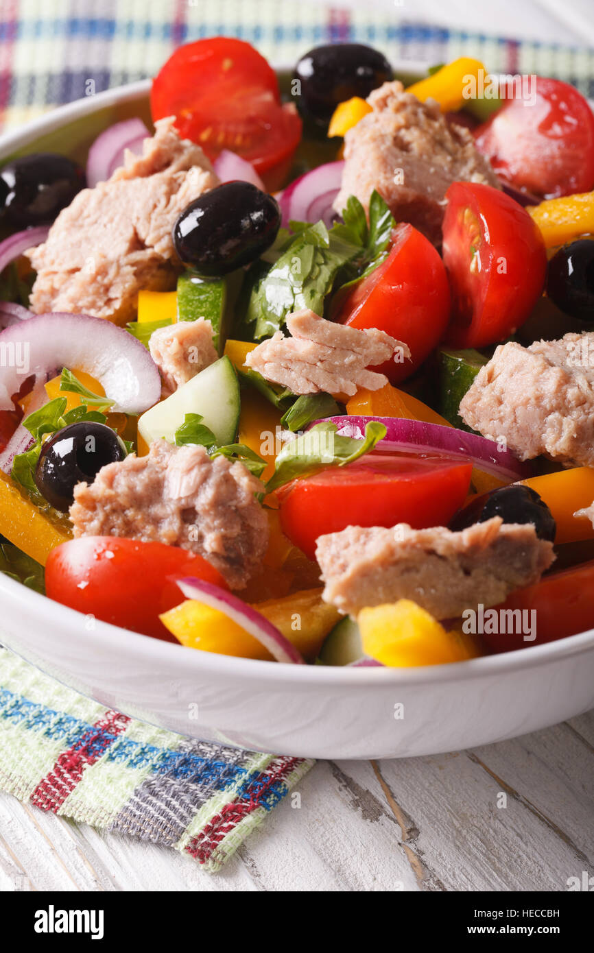 Délicieux avec la salade de thon et légumes frais close up dans un bol. vertical Banque D'Images