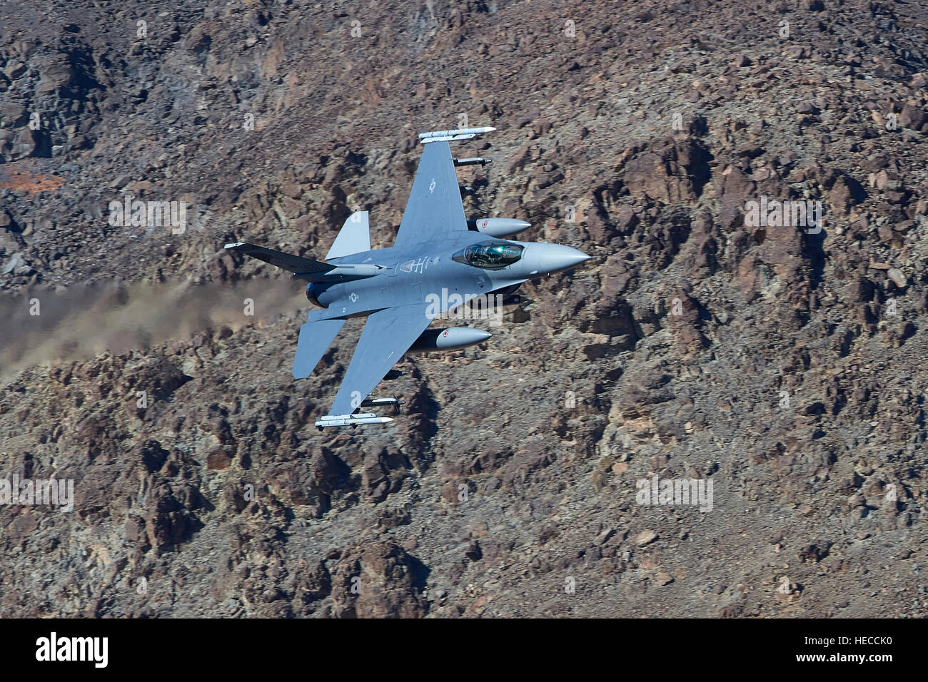US Air Force F-16C, volant à faible niveau par Rainbow Canyon, en Californie. Banque D'Images
