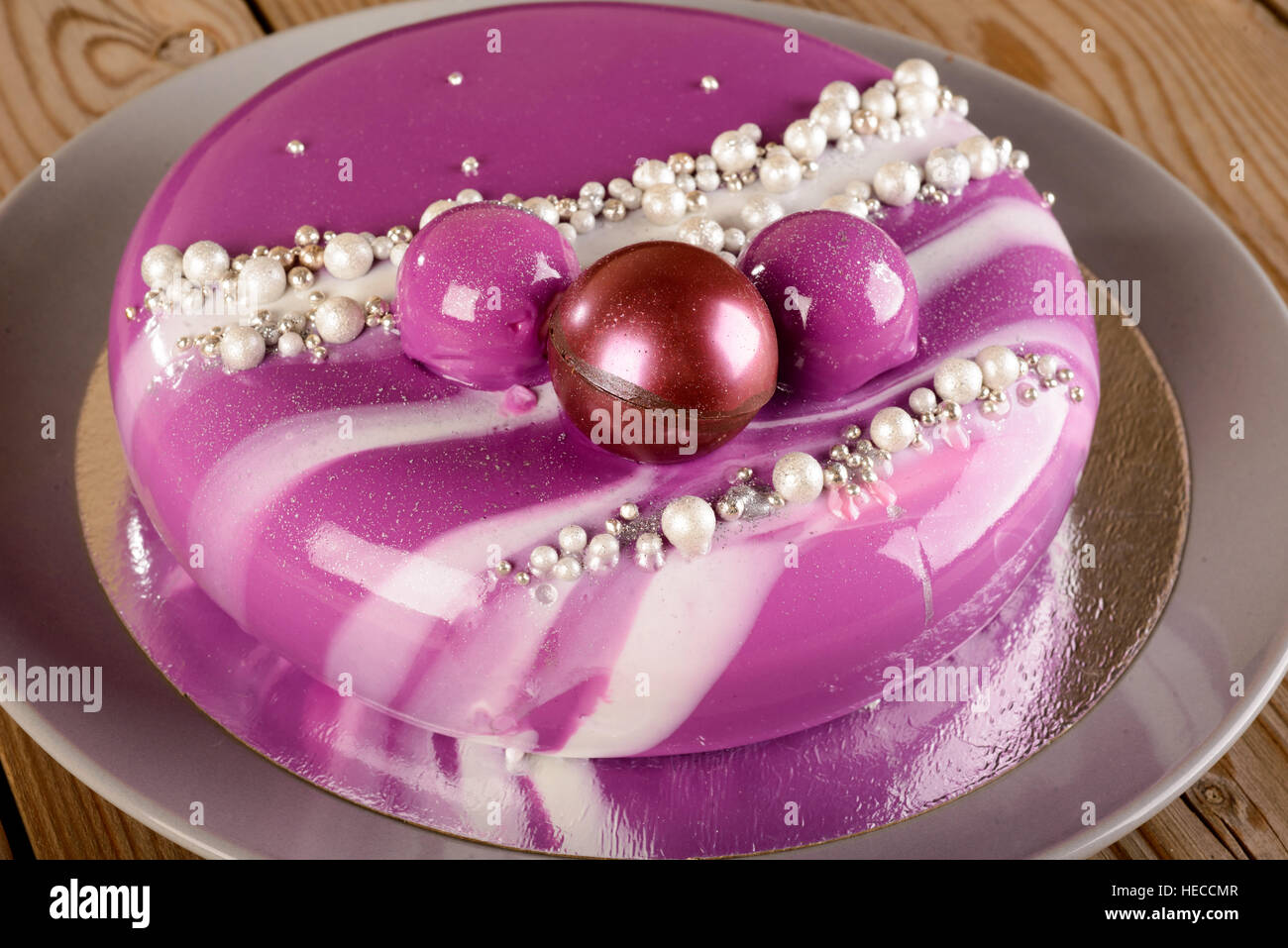 Gateau Mousse Violet Avec Mirror Glaze Avec Mures Myrtilles Et Remplissage De Coco Photo Stock Alamy